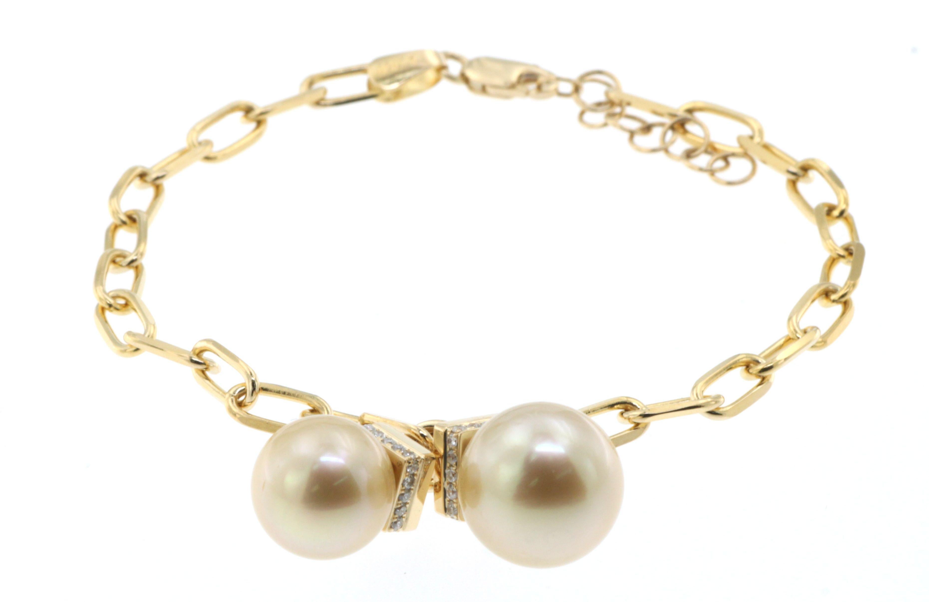 South Sea Pearl and Diamond Bracelet in 18K Yellow Gold In New Condition In Hong Kong, HK