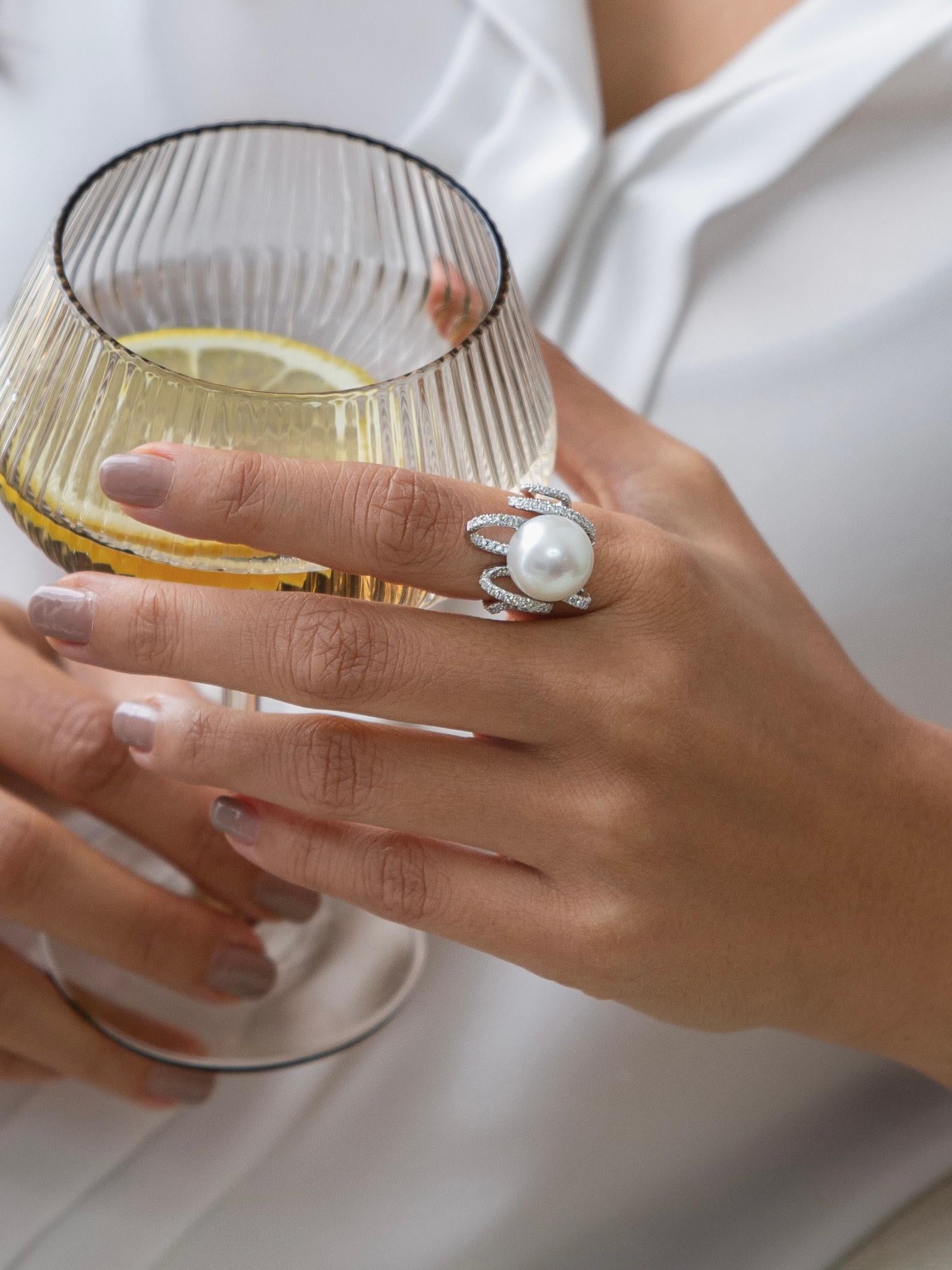Anello cocktail con perle dei mari del sud e diamanti in oro bianco 18 carati in vendita 1