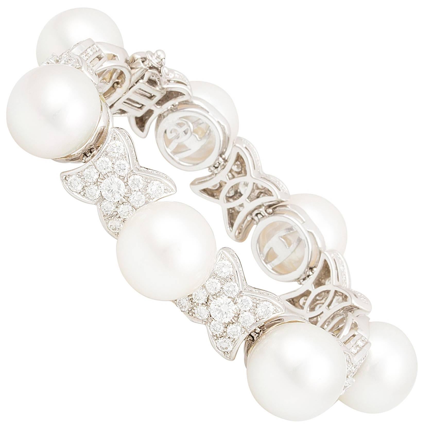 Manschettenarmband aus Weißgold mit Südseeperlen und Diamanten im Design von Ella Gafter im Angebot