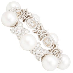 Bracelet manchette en or blanc avec perles des mers du Sud et diamants Design/One par Ella Gafter