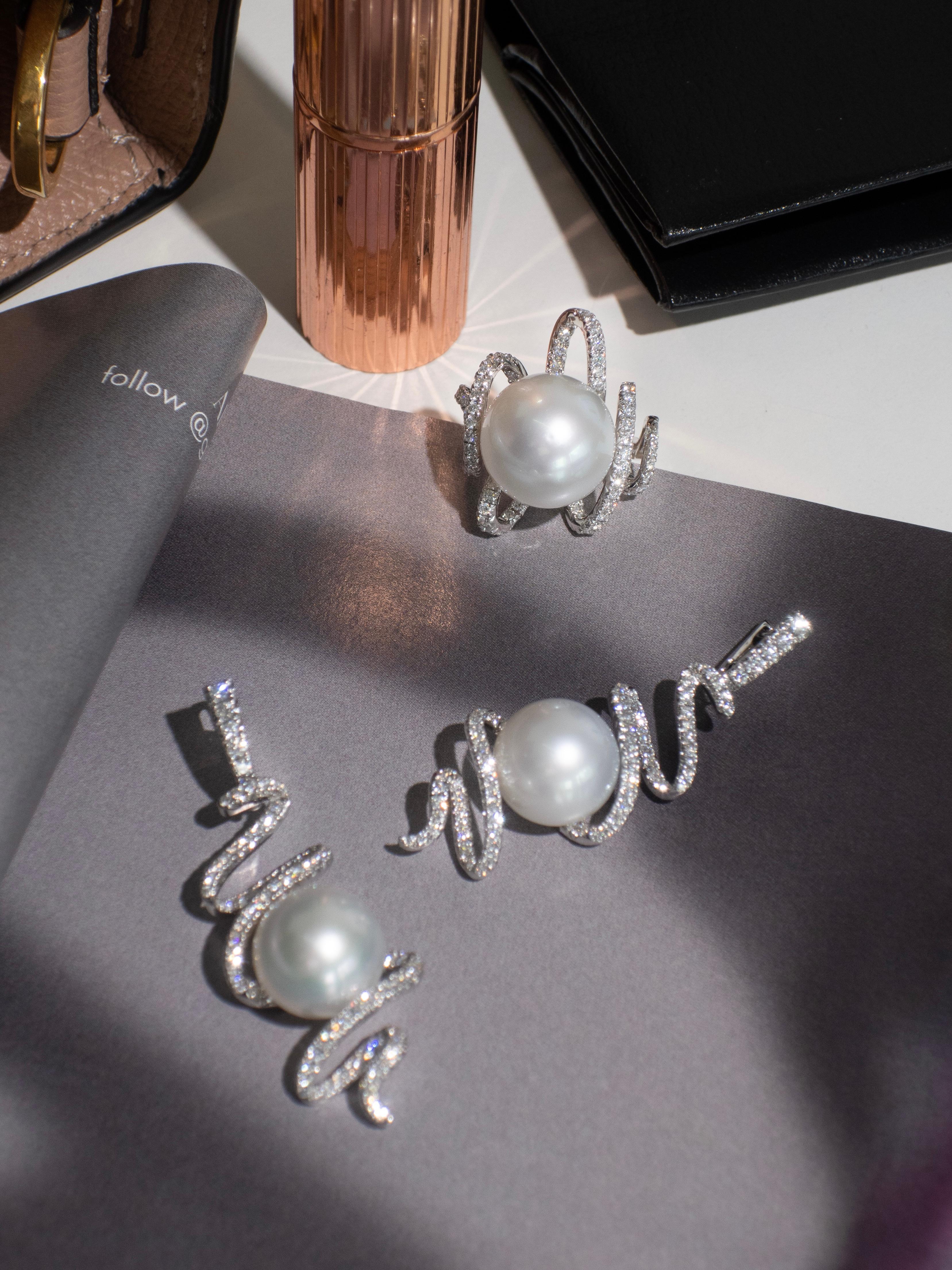 South Sea Pearl and Diamond Dangle Earrings in 18k White Gold In New Condition For Sale In Bangkok, TH