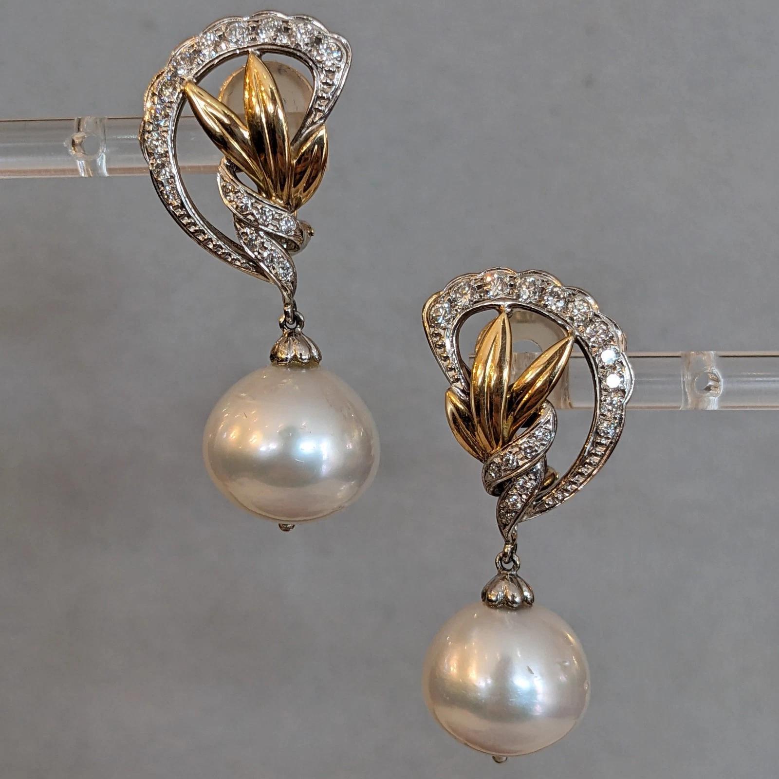 Orecchini pendenti con perle dei mari del sud e diamanti in oro e platino 

Gli orecchini con diamanti e perle sono caratterizzati da diamanti tondi brillanti incastonati in un design smerlato in platino con accenti di foglie in oro giallo 18k e