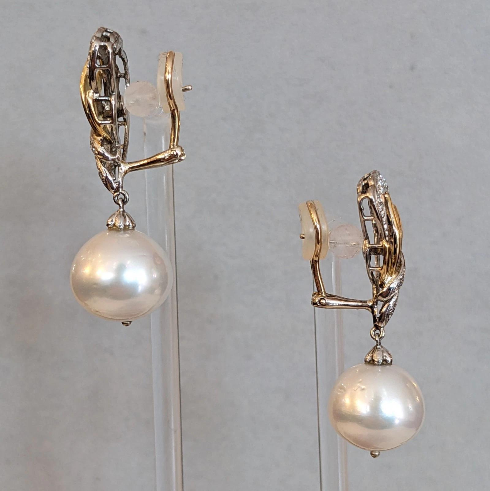 Taglio rotondo Orecchini pendenti con perle dei mari del sud e diamanti in oro e platino in vendita