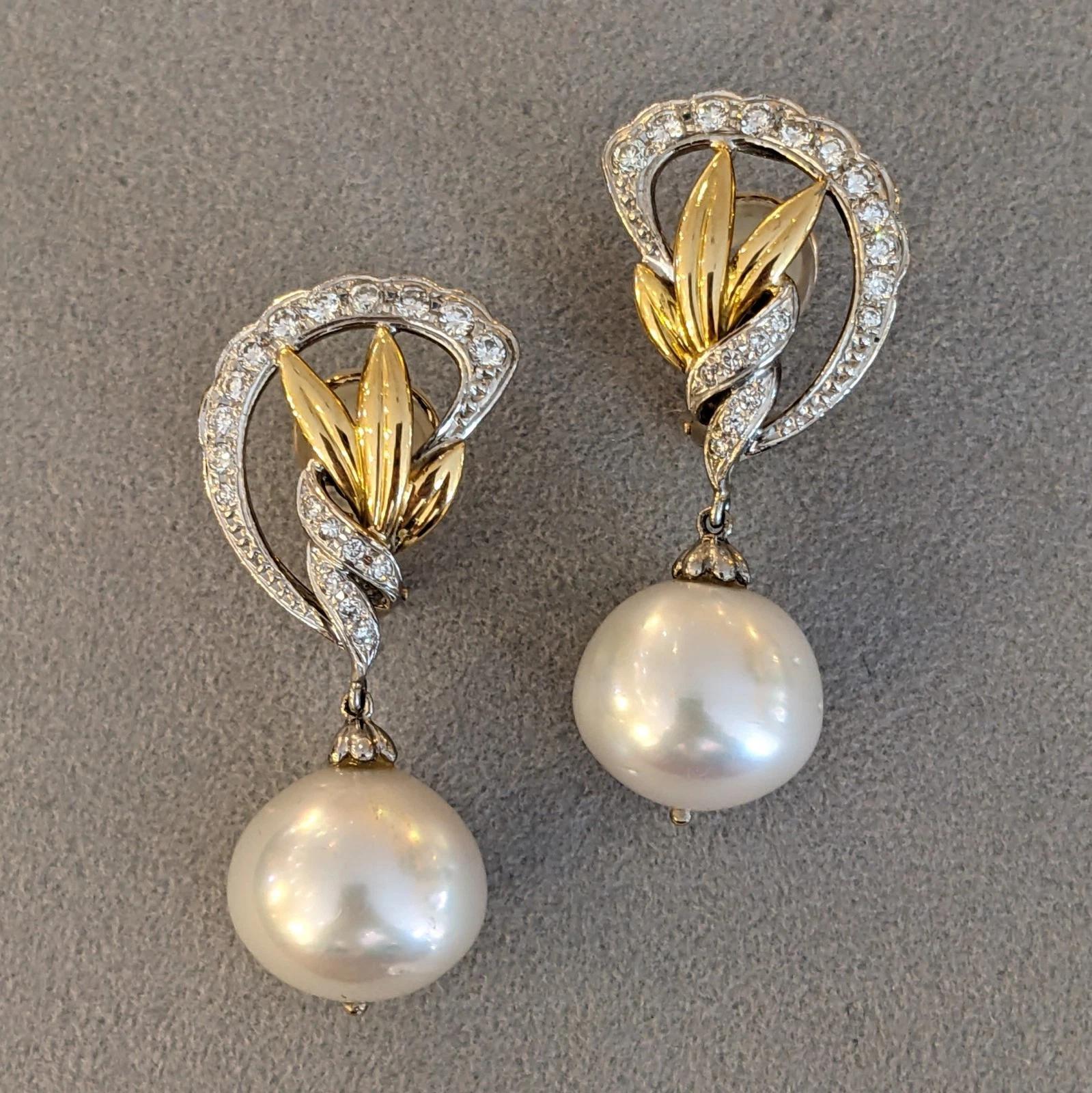 Donna Orecchini pendenti con perle dei mari del sud e diamanti in oro e platino in vendita