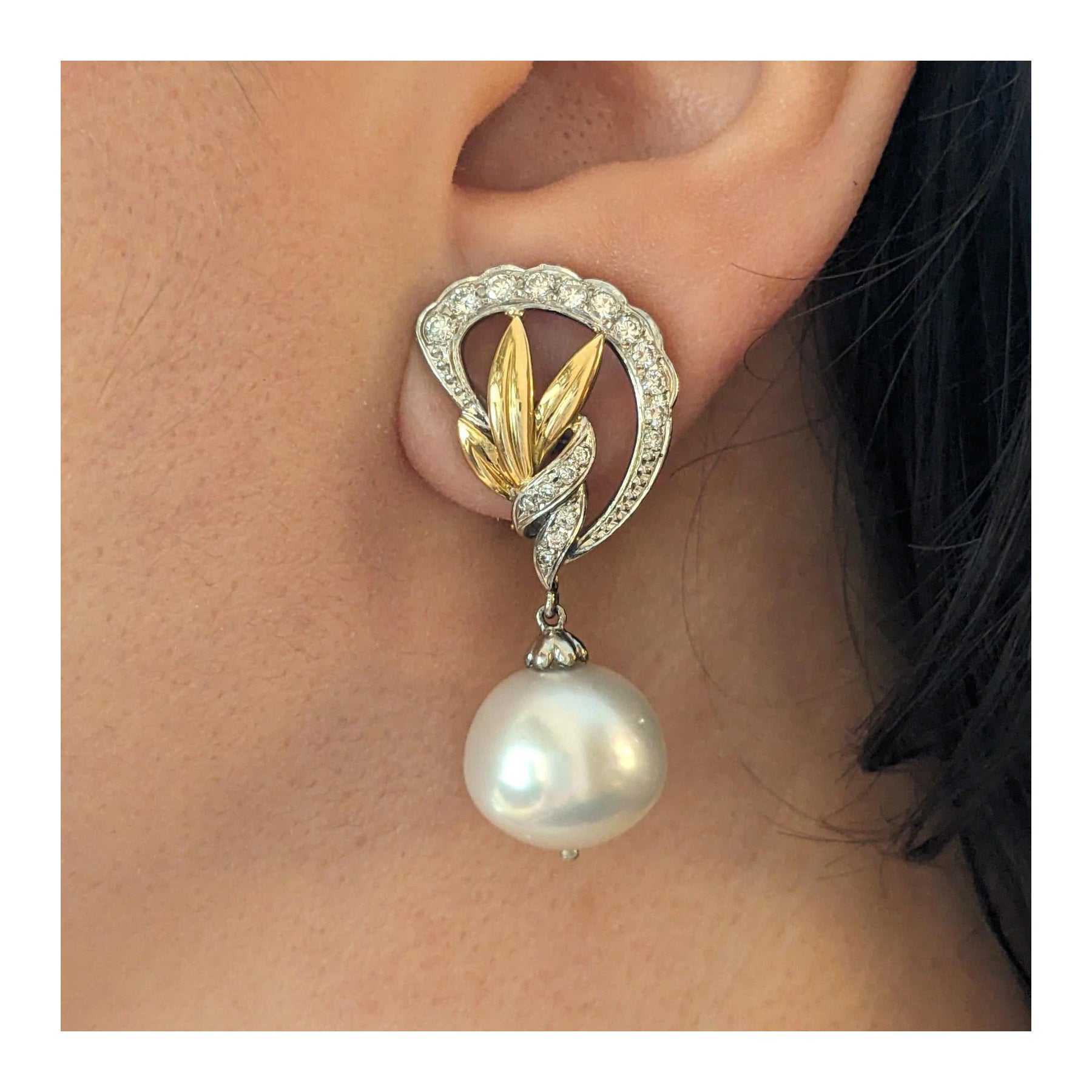Orecchini pendenti con perle dei mari del sud e diamanti in oro e platino in vendita