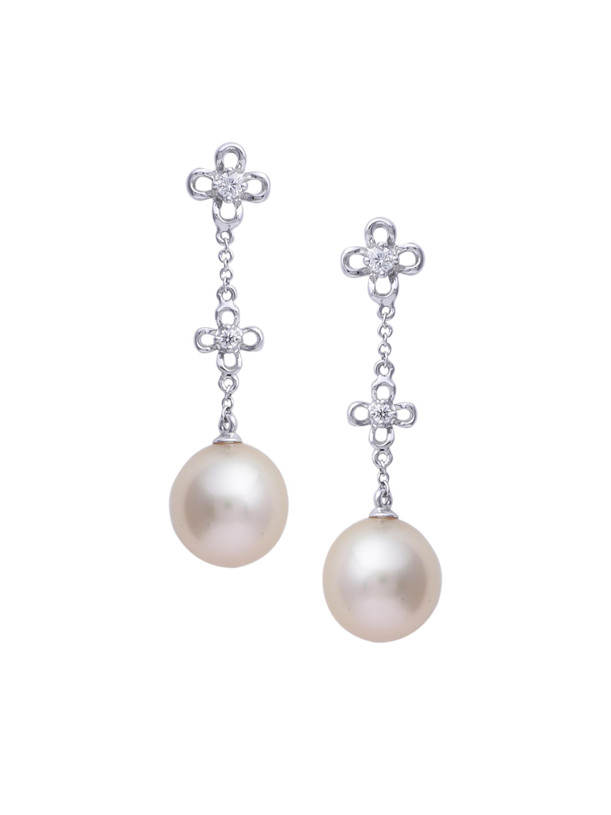 Un par de elegantes pendientes largos con diamantes y una perla del mar del sur colgante.
Todas las piezas están entrelazadas con una cadena de oro de 18 quilates. La pieza es fácil de llevar y la pueden llevar mujeres de todas las edades. Es muy