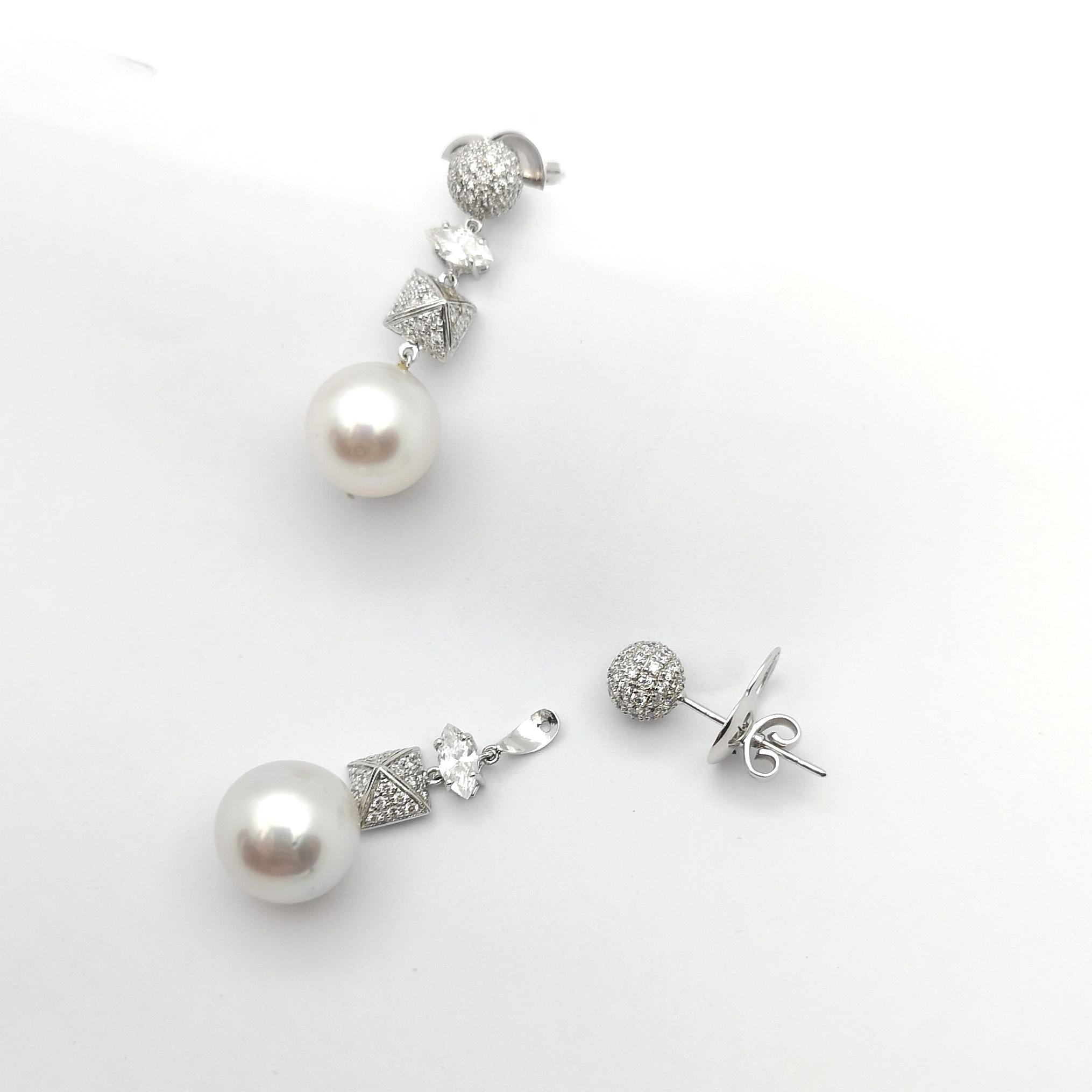 South Sea Pearl and Diamond Earrings set in 18K White Gold Settings In New Condition For Sale In Bangkok, TH