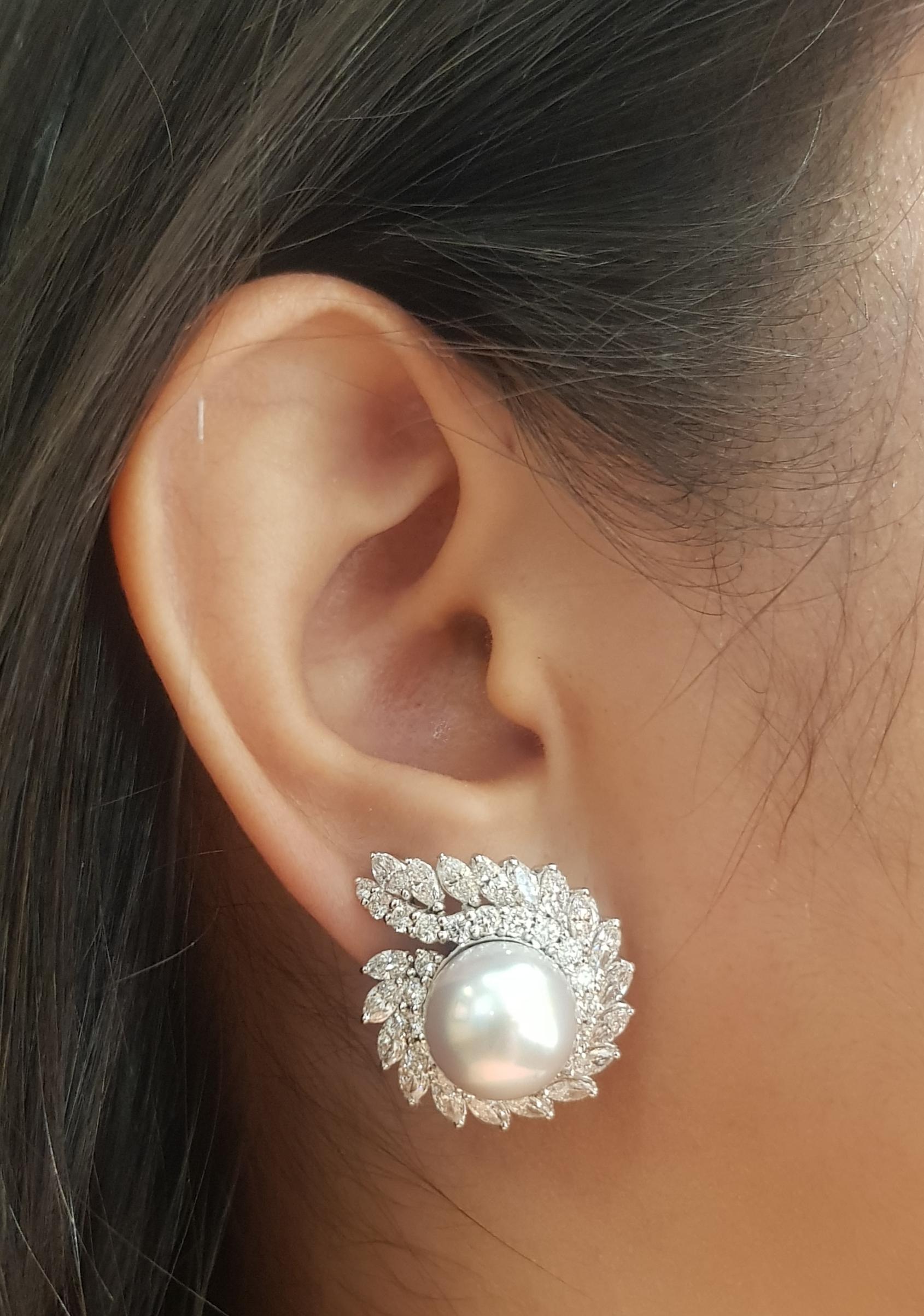 Boucles d'oreilles en or blanc 18K avec perles des mers du Sud et diamants 5.16 carats

Largeur : 2.3 cm 
Longueur : 2,6 cm
Poids total : 20,63 grammes

