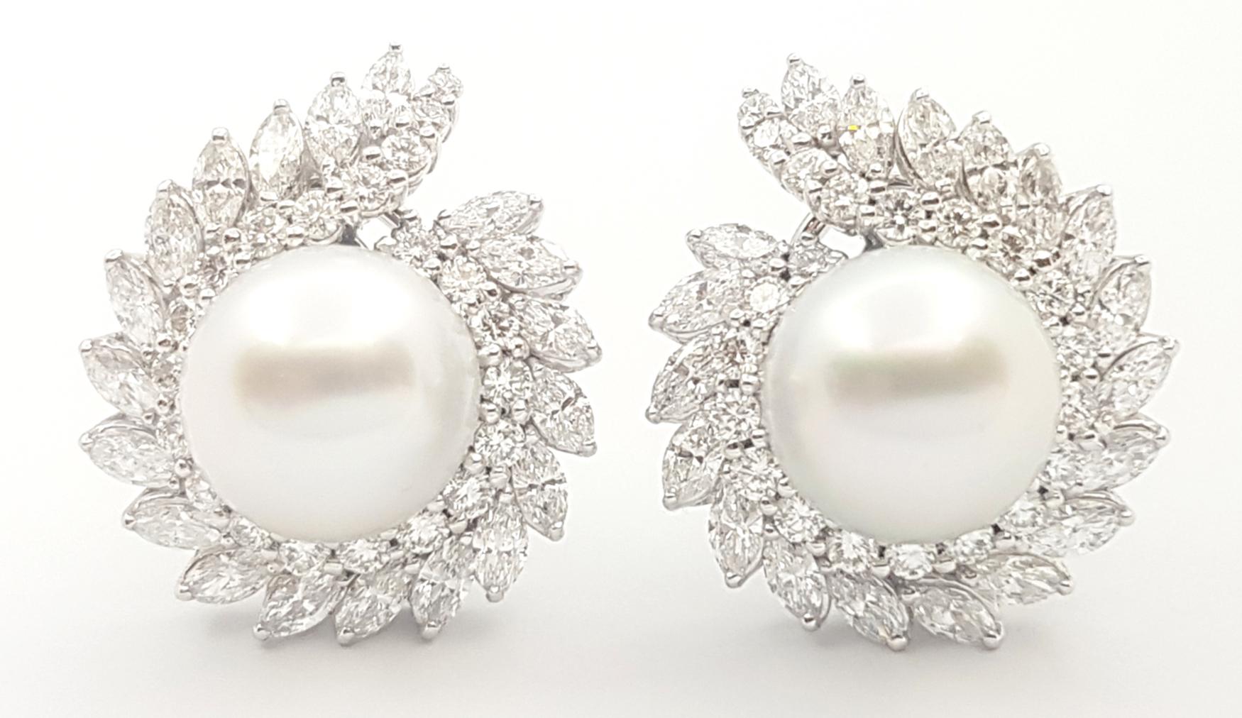 Contemporain Boucles d'oreilles en or blanc 18 carats avec perles des mers du Sud et diamants en vente