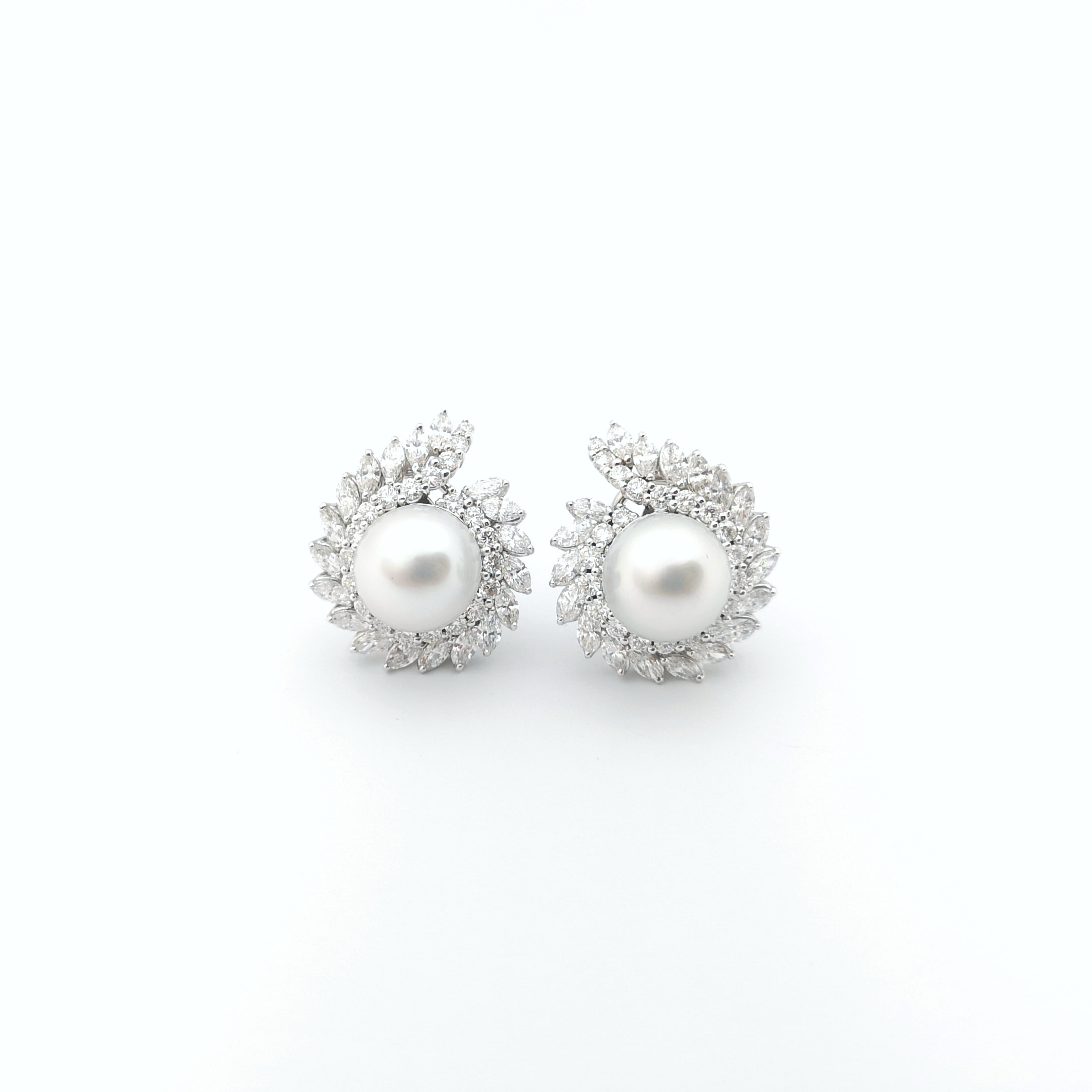 Taille mixte Boucles d'oreilles en or blanc 18 carats avec perles des mers du Sud et diamants en vente