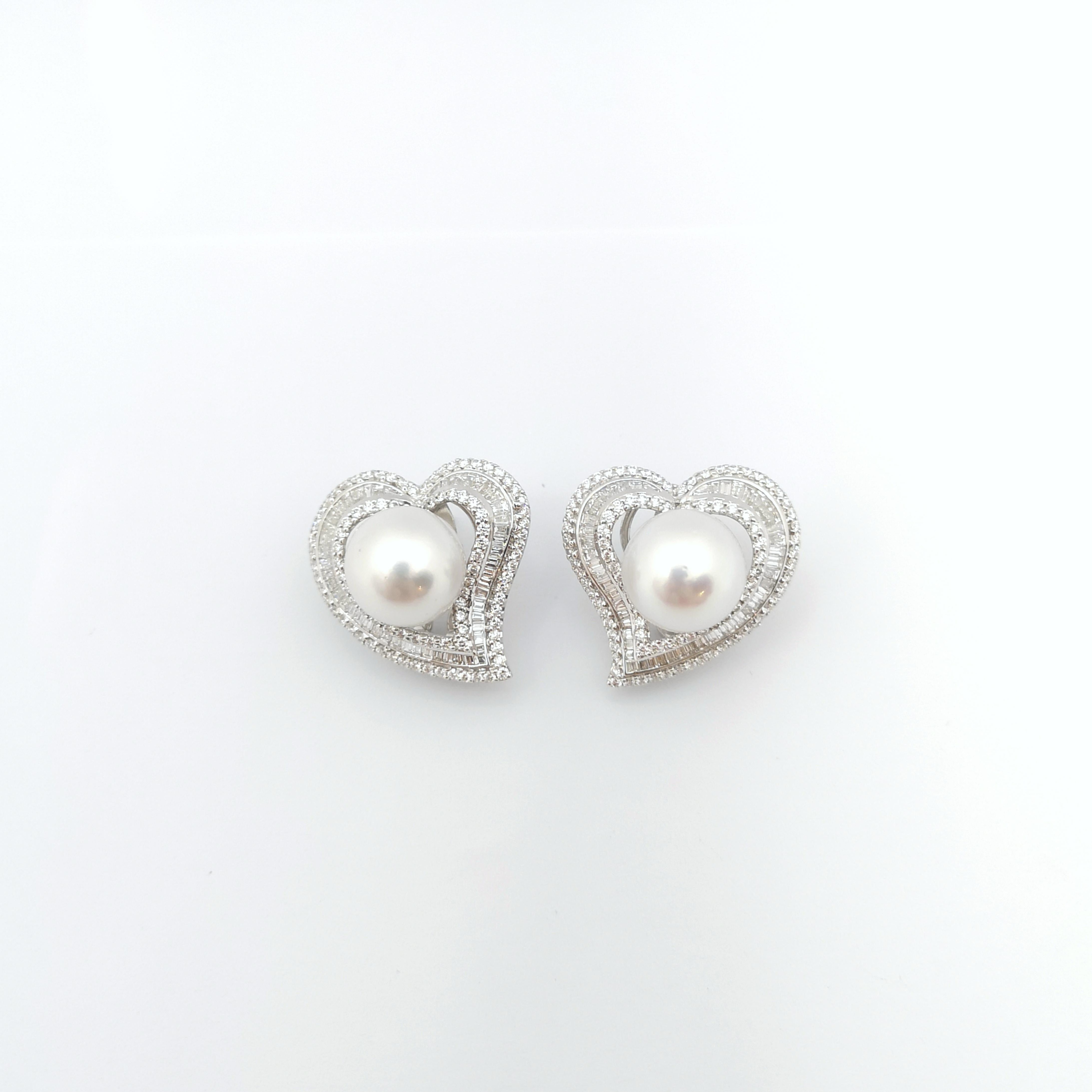South Sea Pearl and Diamond Earrings set in18K White Gold Settings In New Condition For Sale In Bangkok, TH