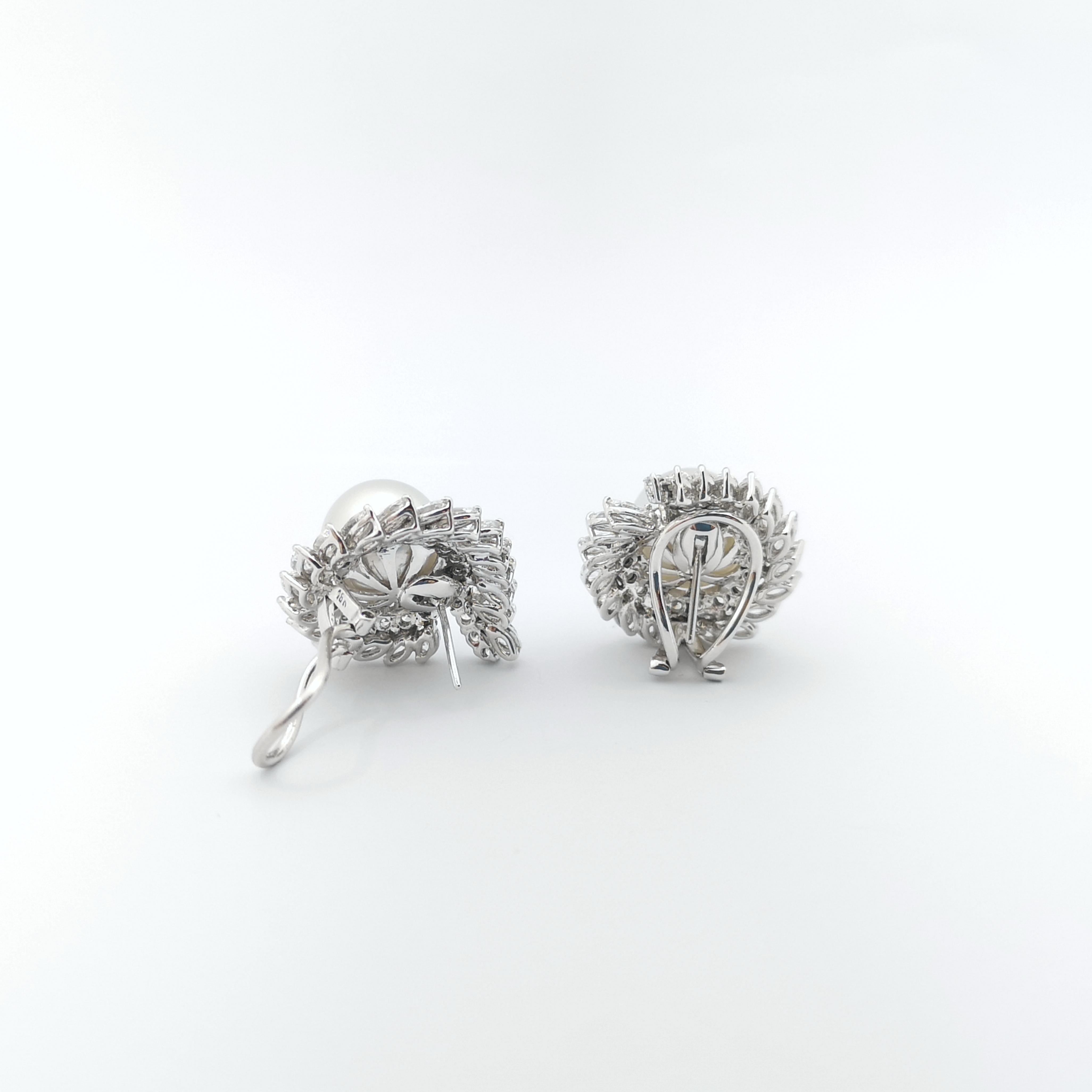Boucles d'oreilles en or blanc 18 carats avec perles des mers du Sud et diamants en vente 1
