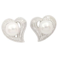 Boucles d'oreilles en or blanc 18 carats avec perles des mers du Sud et diamants