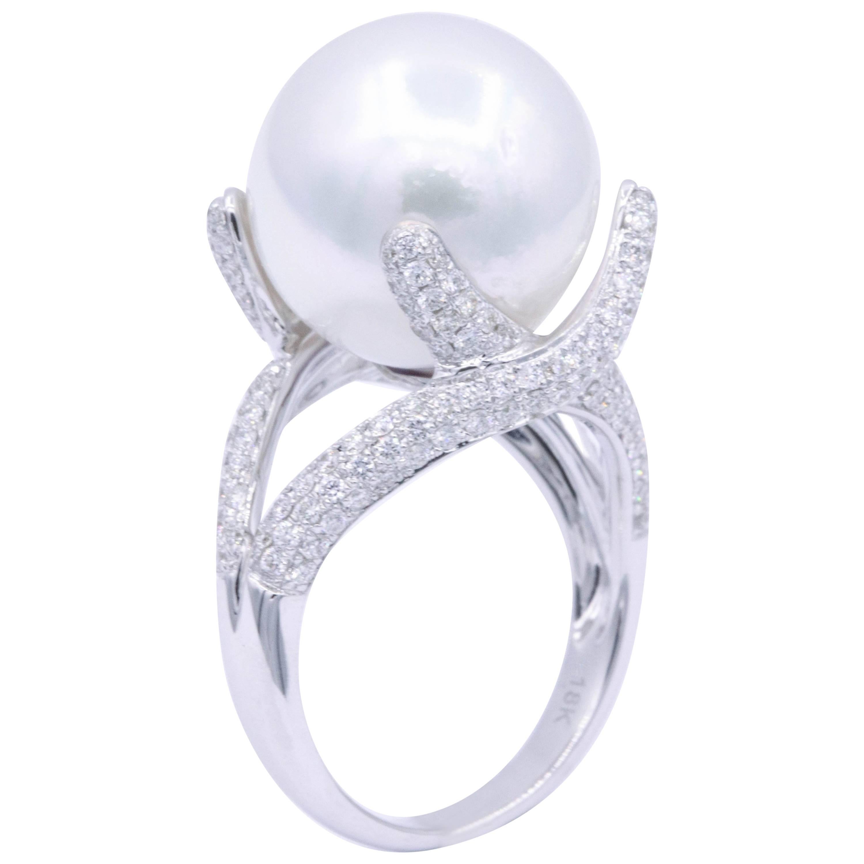 Anello elegante con perle dei mari del sud e diamanti
