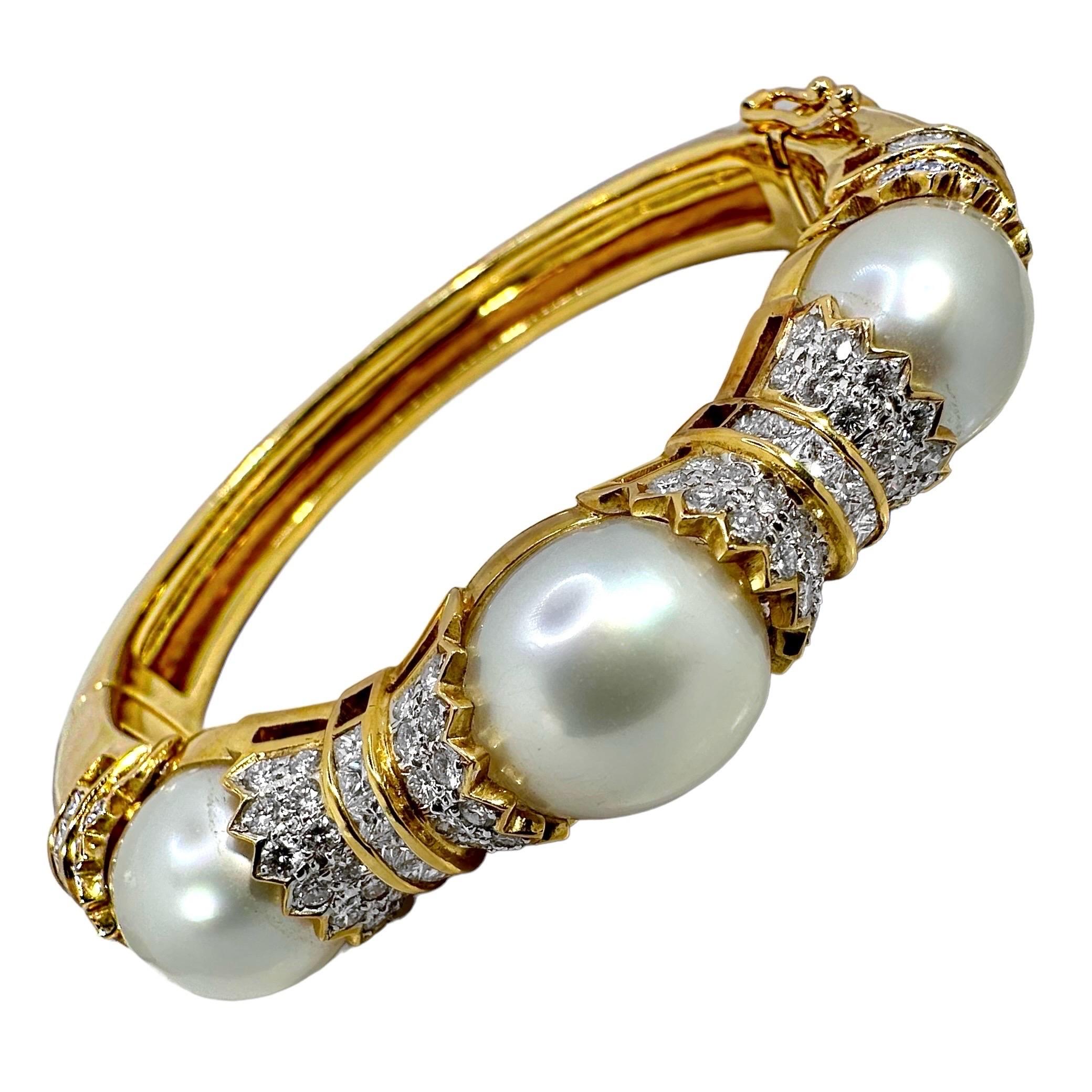 Bracelet manchette en or jaune 18 carats incrusté de perles des mers du Sud et de diamants 