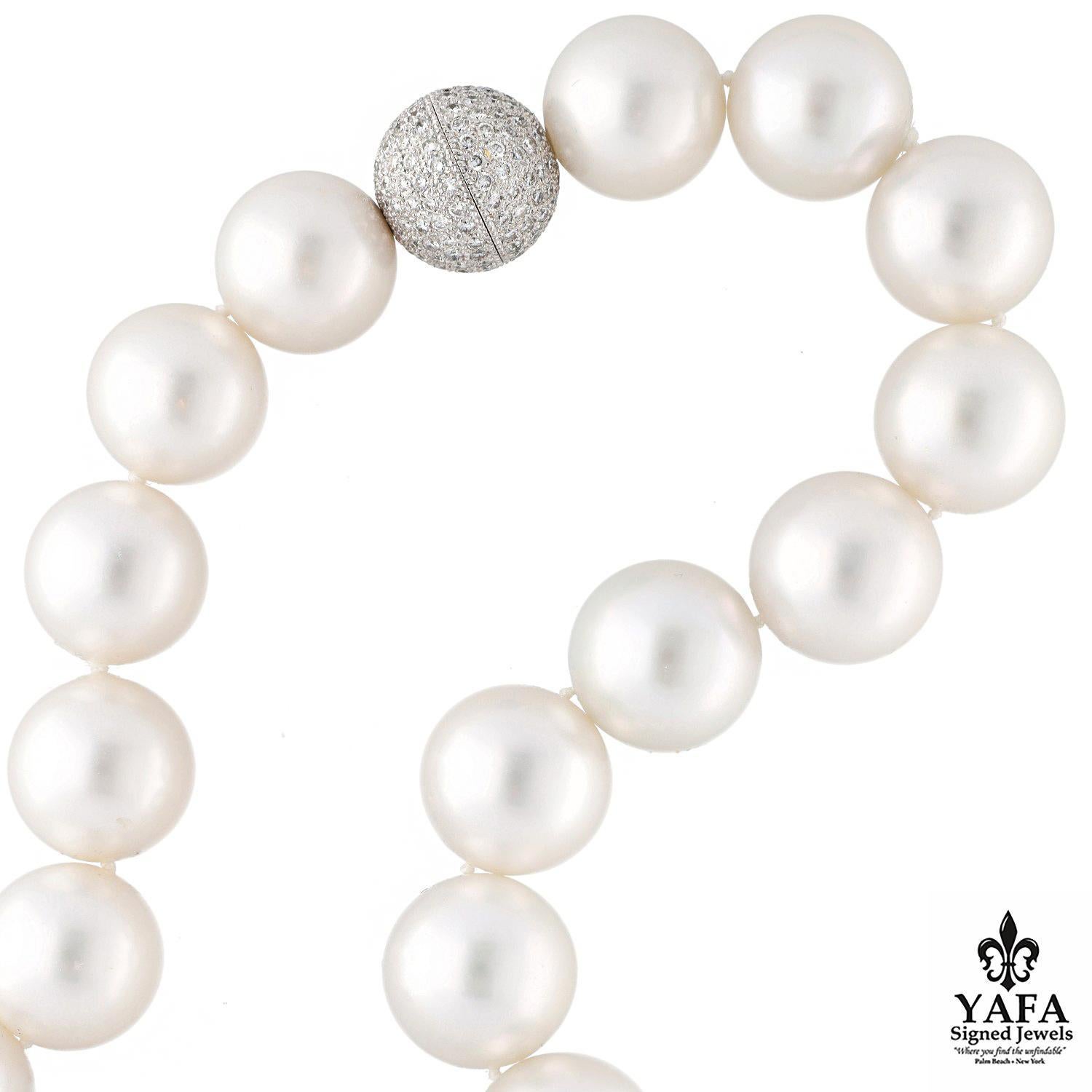 Eccezionale collana di perle dei mari del sud che comprende 25 splendide perle rotonde lucenti e luminose, leggermente graduate e rifinite con una chiusura rotonda in oro bianco 18 carati con diamanti.

Le perle misurano circa 16,0 - 18,8 mm.