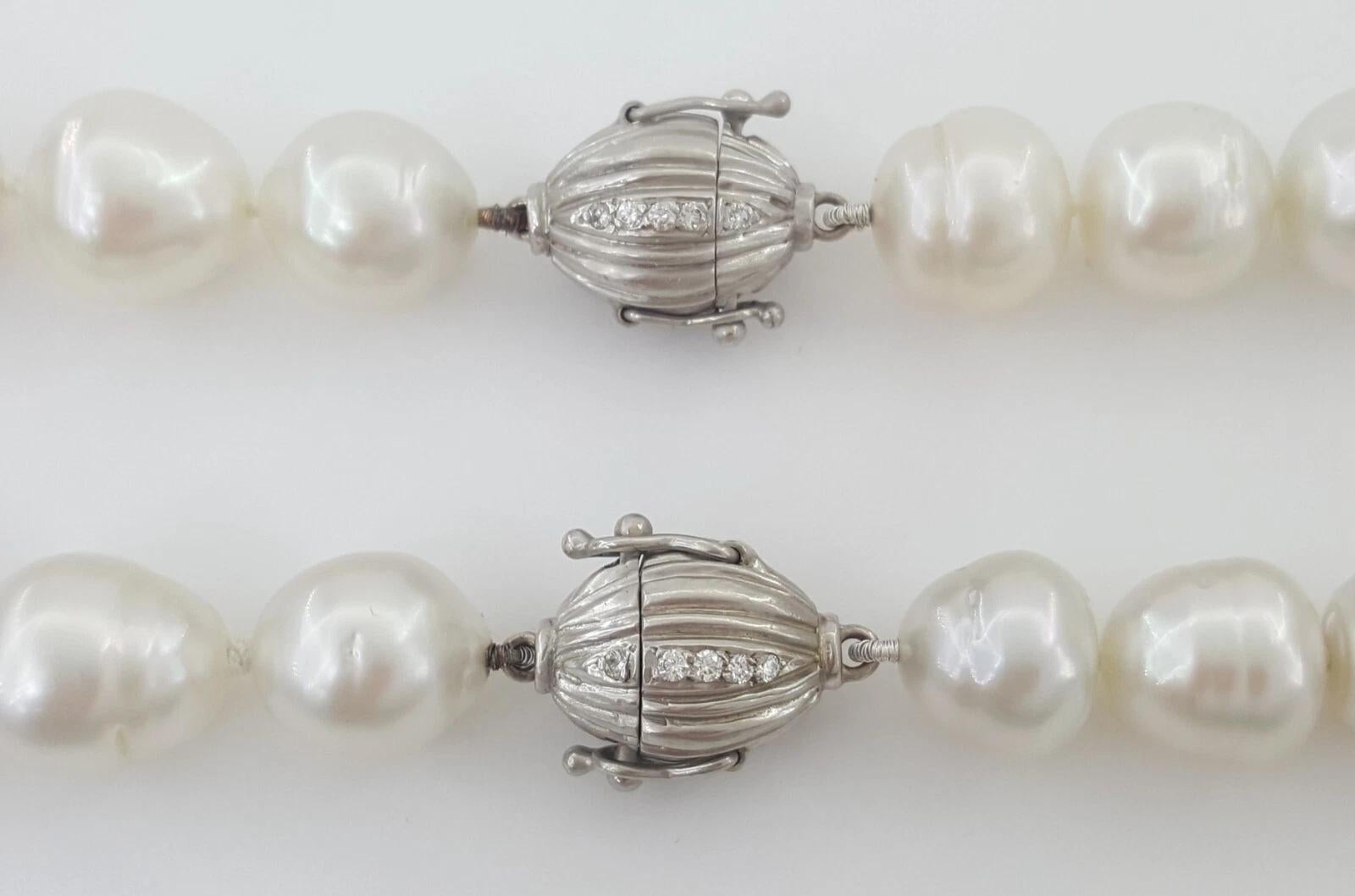 South Sea Pearl and Diamond Necklace Set in 18 Karat White Gold, 31.5 Inches For Sale 3