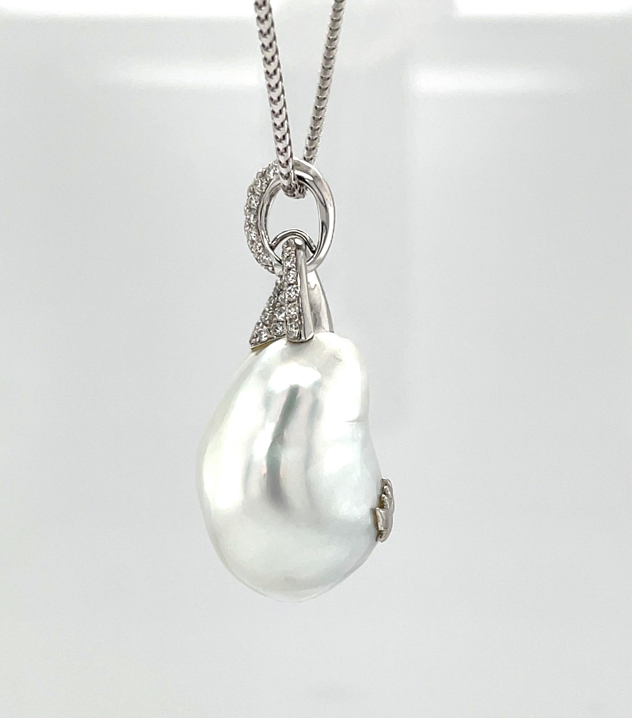South Sea Pearl and Diamond Pendant Necklace in 18k White Gold In New Condition For Sale In Los Angeles, CA