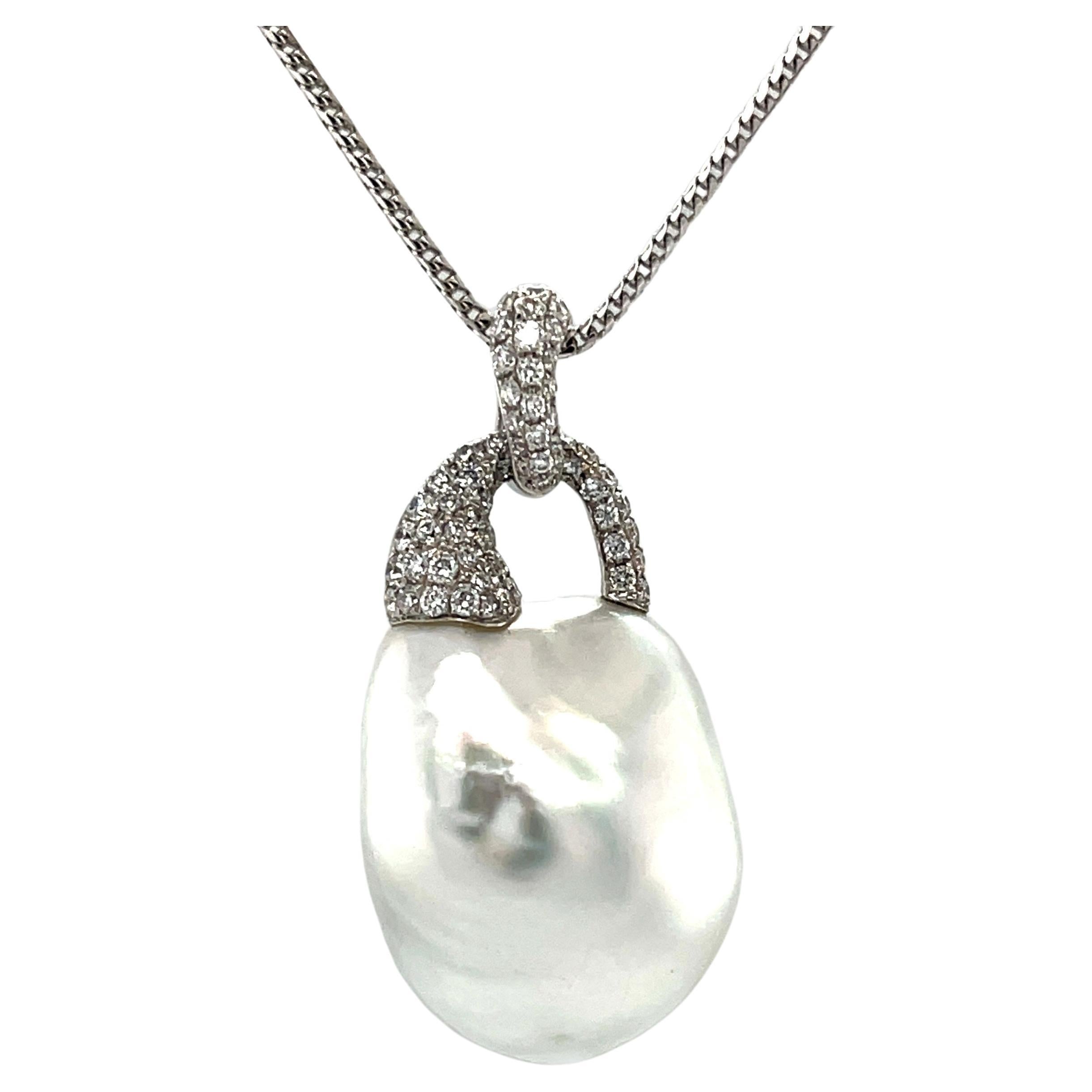 Collier pendentif en or blanc 18 carats avec perles des mers du Sud et diamants 