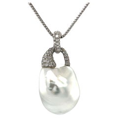 Collier pendentif en or blanc 18 carats avec perles des mers du Sud et diamants 