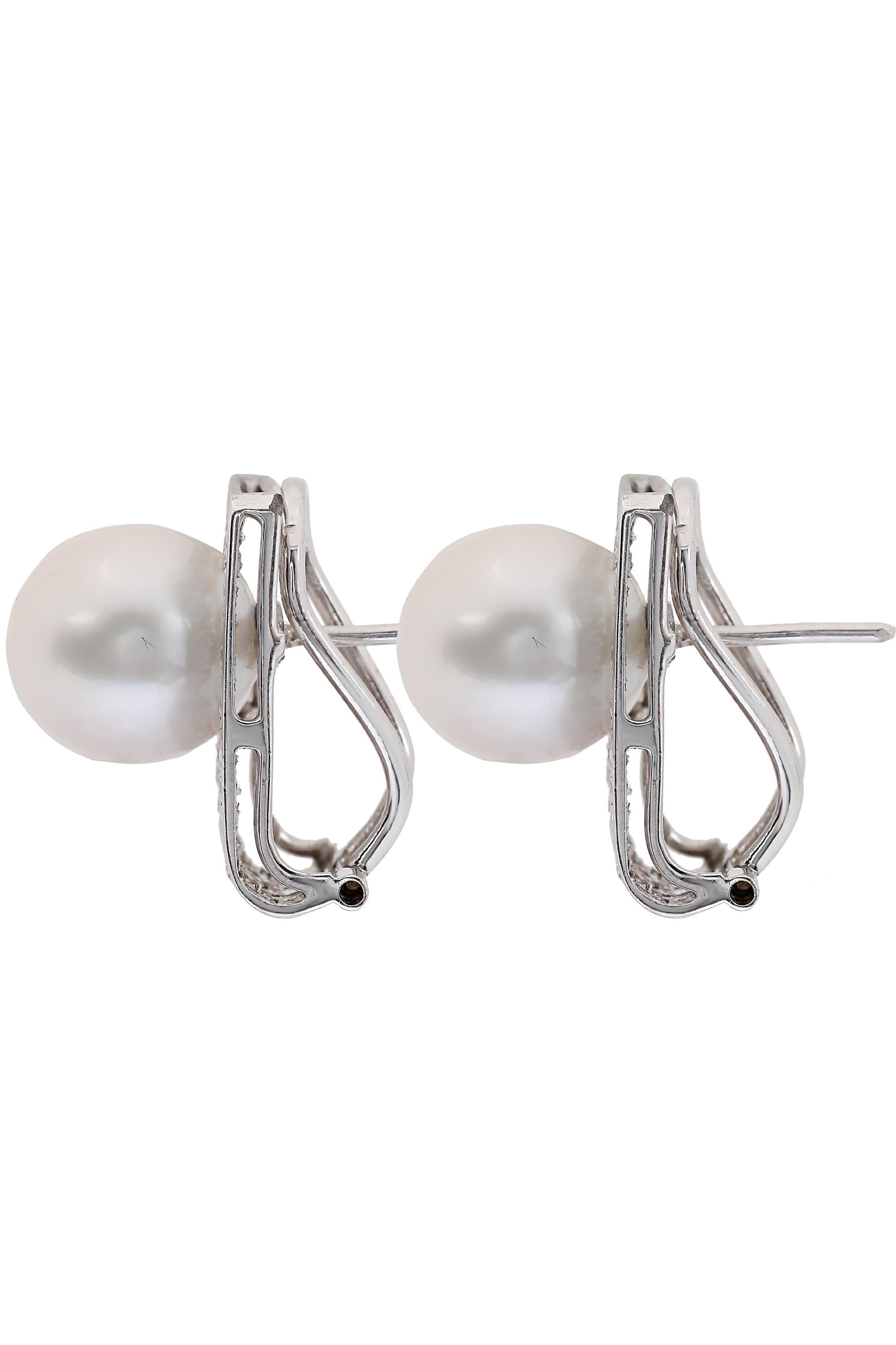 South Sea Pearl and Diamond Ring, Earrings and Pendant Set For Sale 1