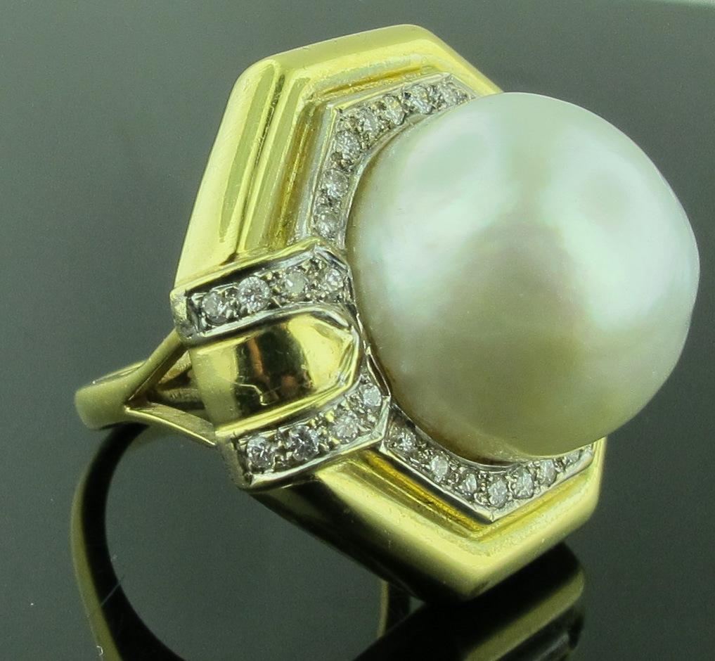 South Sea Pearl and Diamond Ring in 18 Karat Yellow Gold In Excellent Condition In Palm Desert, CA