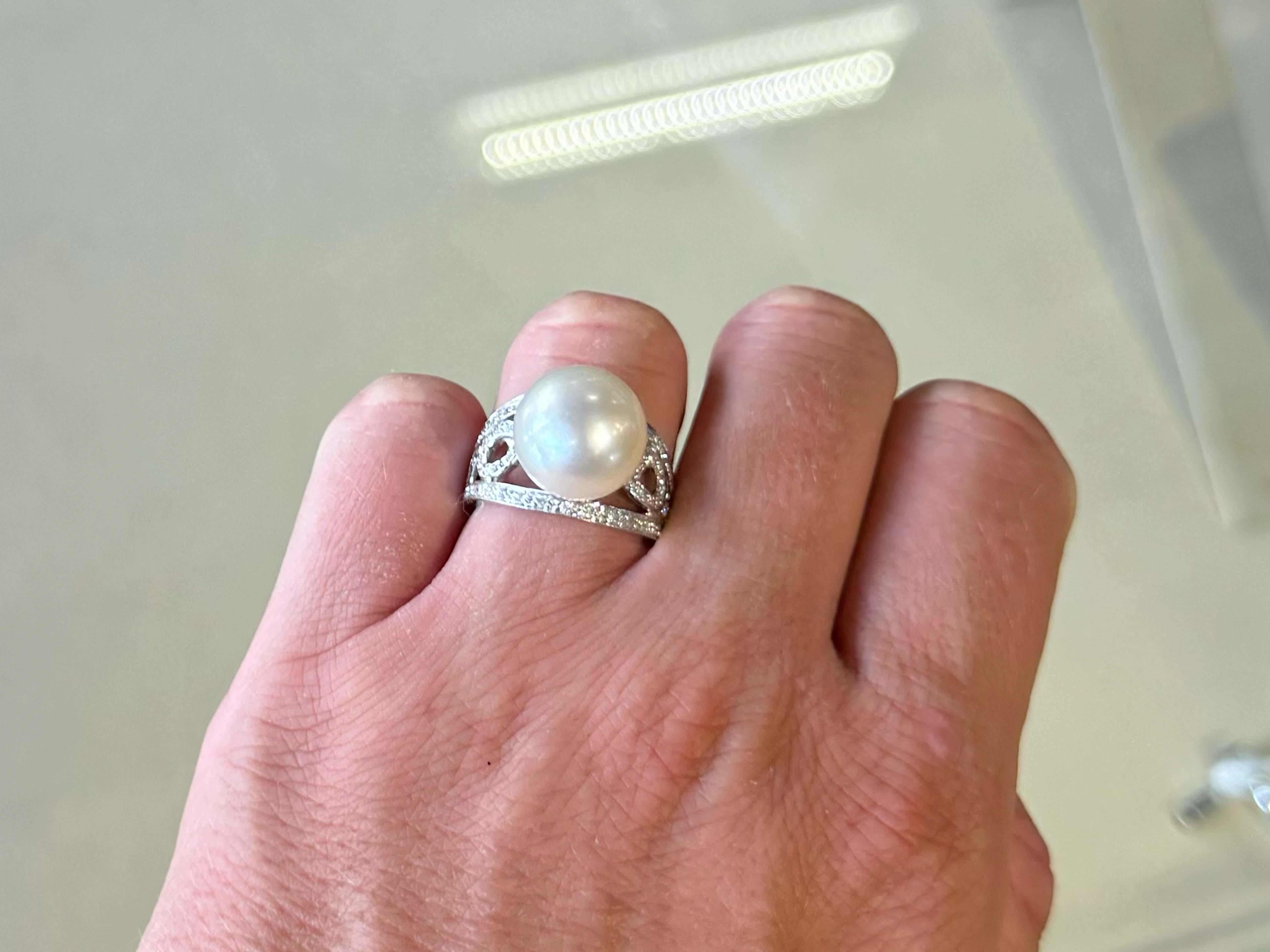 Specifiche dell'anello:

Metallo: oro bianco 14k

Peso totale: 8,2 grammi

Diametro della perla: 12.9 mm

Tipo di perla: Perla dei mari del Sud

Numero di diamanti: 50 tagli a brillante

Colore del diamante: G-H

Chiarezza del diamante: