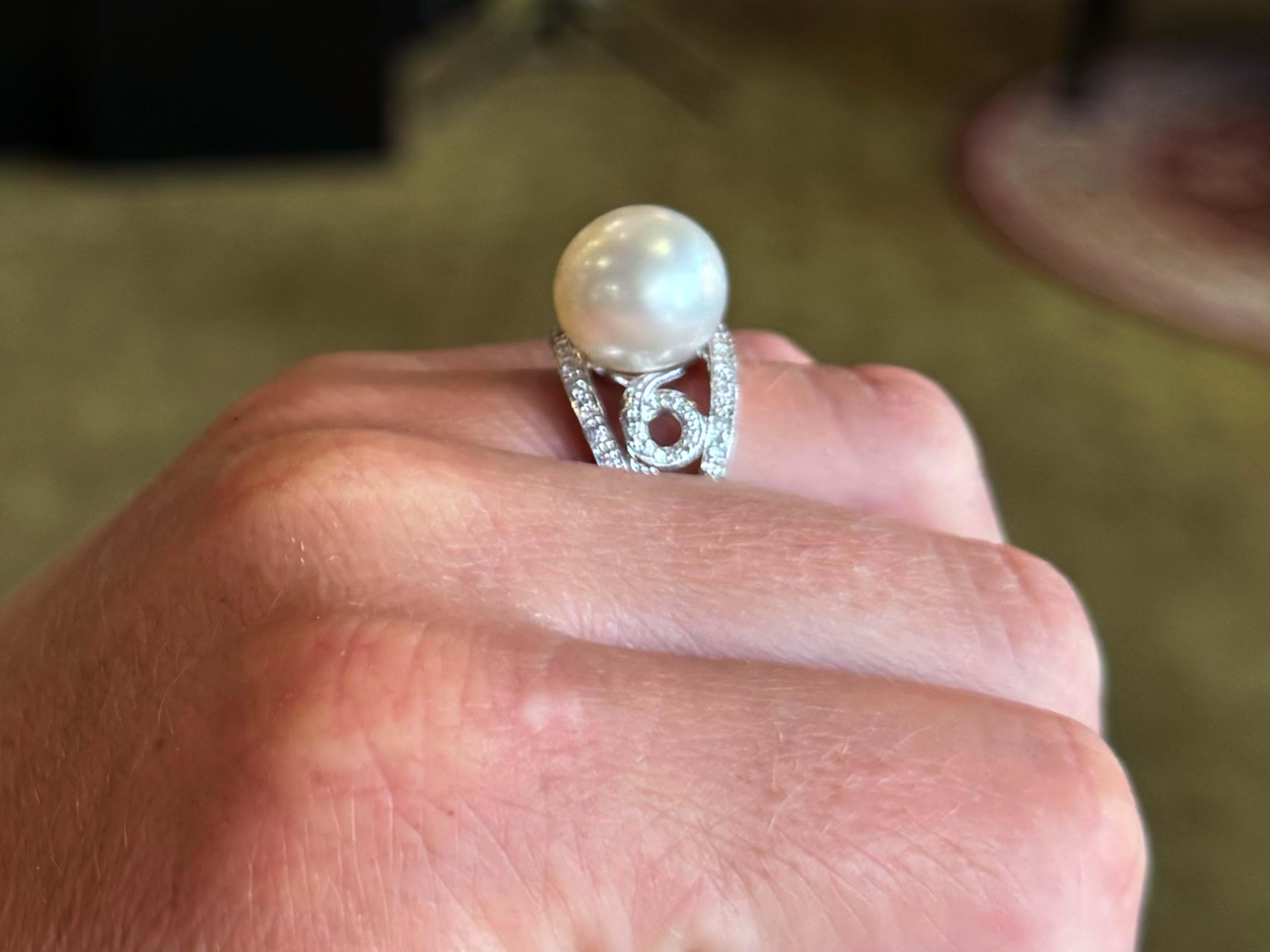 Moderno Anello con perle dei mari del sud e diamanti sulle spalle in oro bianco 14 carati in vendita