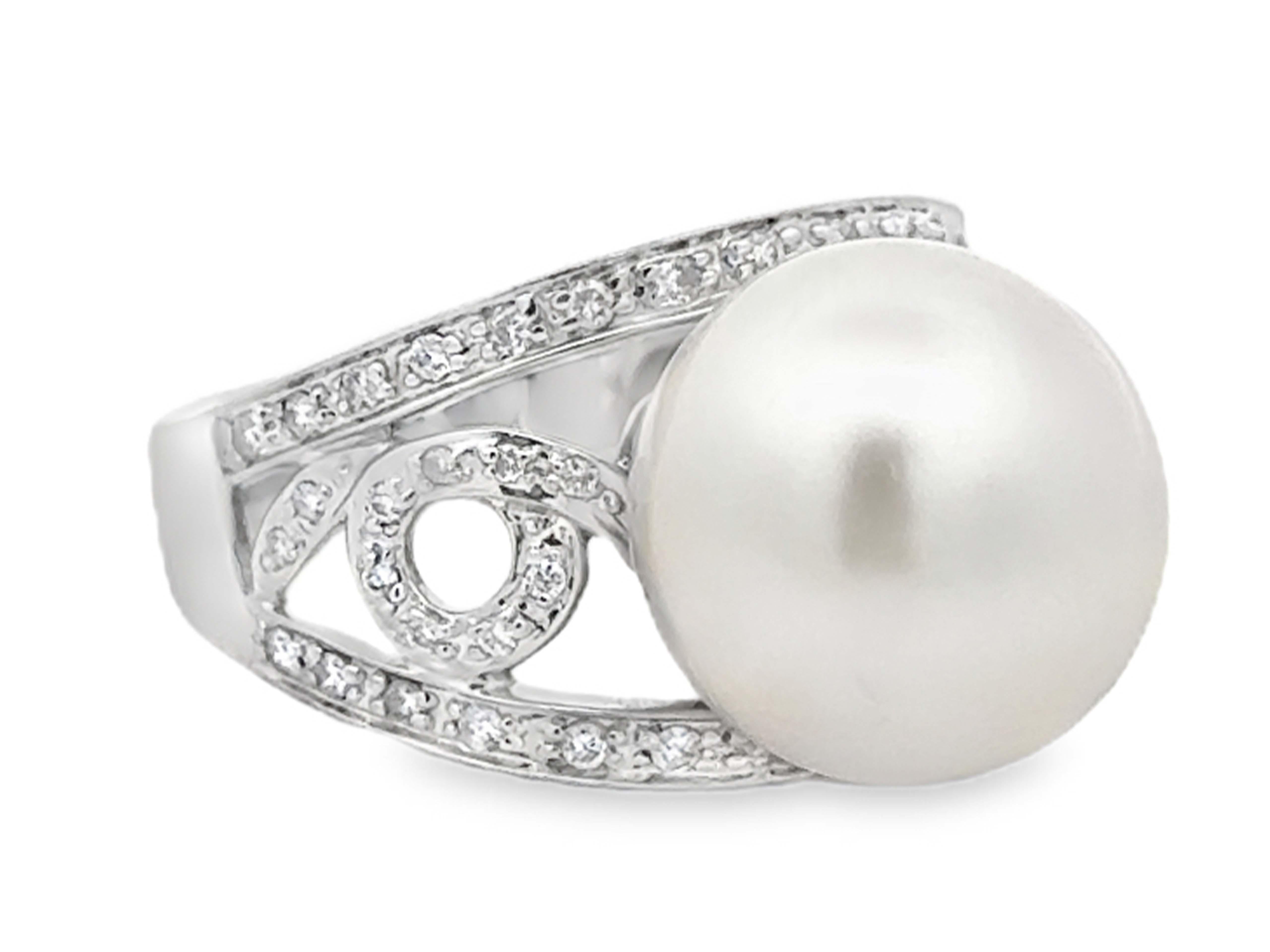 Taglio rotondo Anello con perle dei mari del sud e diamanti sulle spalle in oro bianco 14 carati in vendita