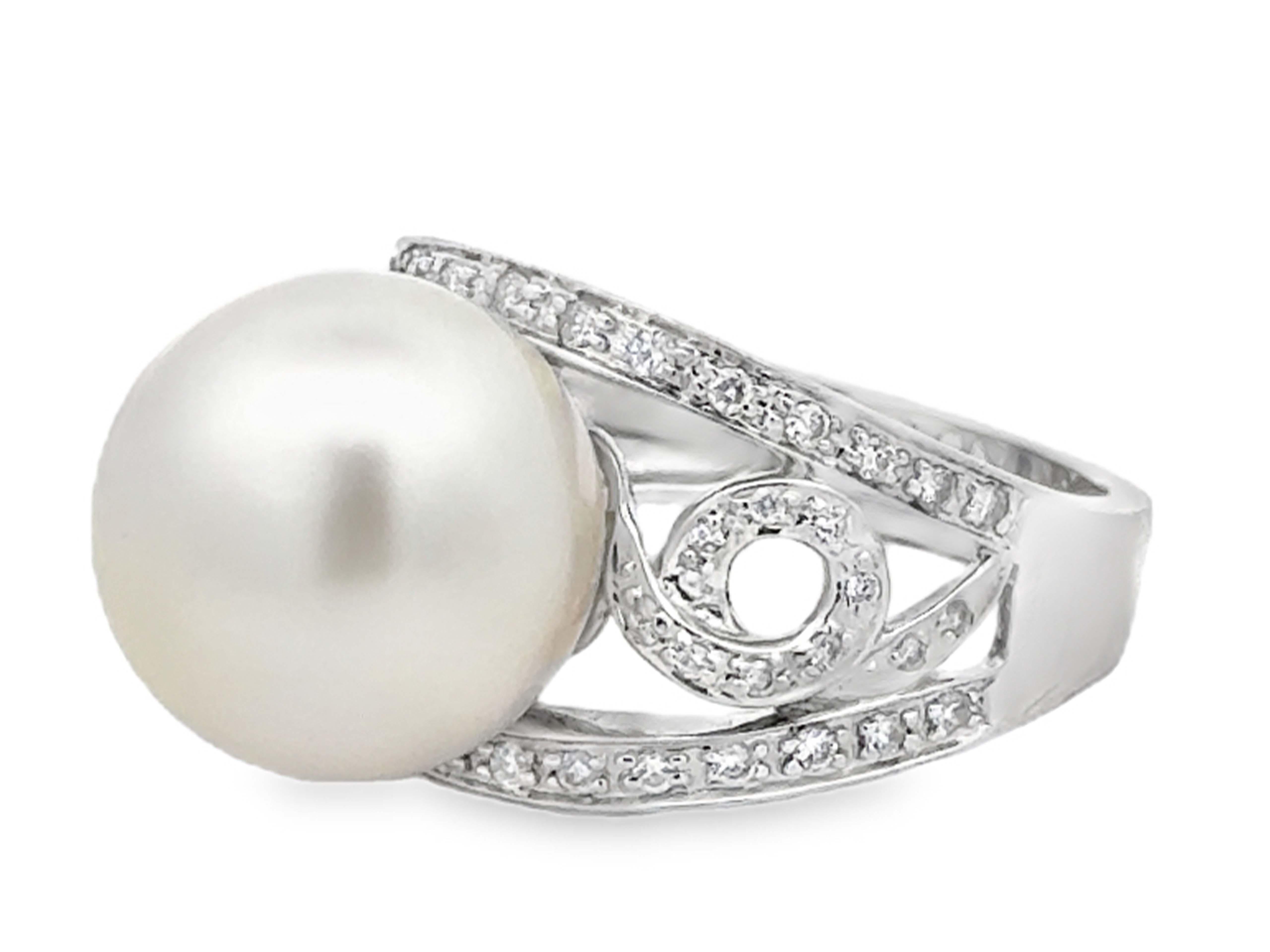 Anello con perle dei mari del sud e diamanti sulle spalle in oro bianco 14 carati In condizioni ottime in vendita a Honolulu, HI