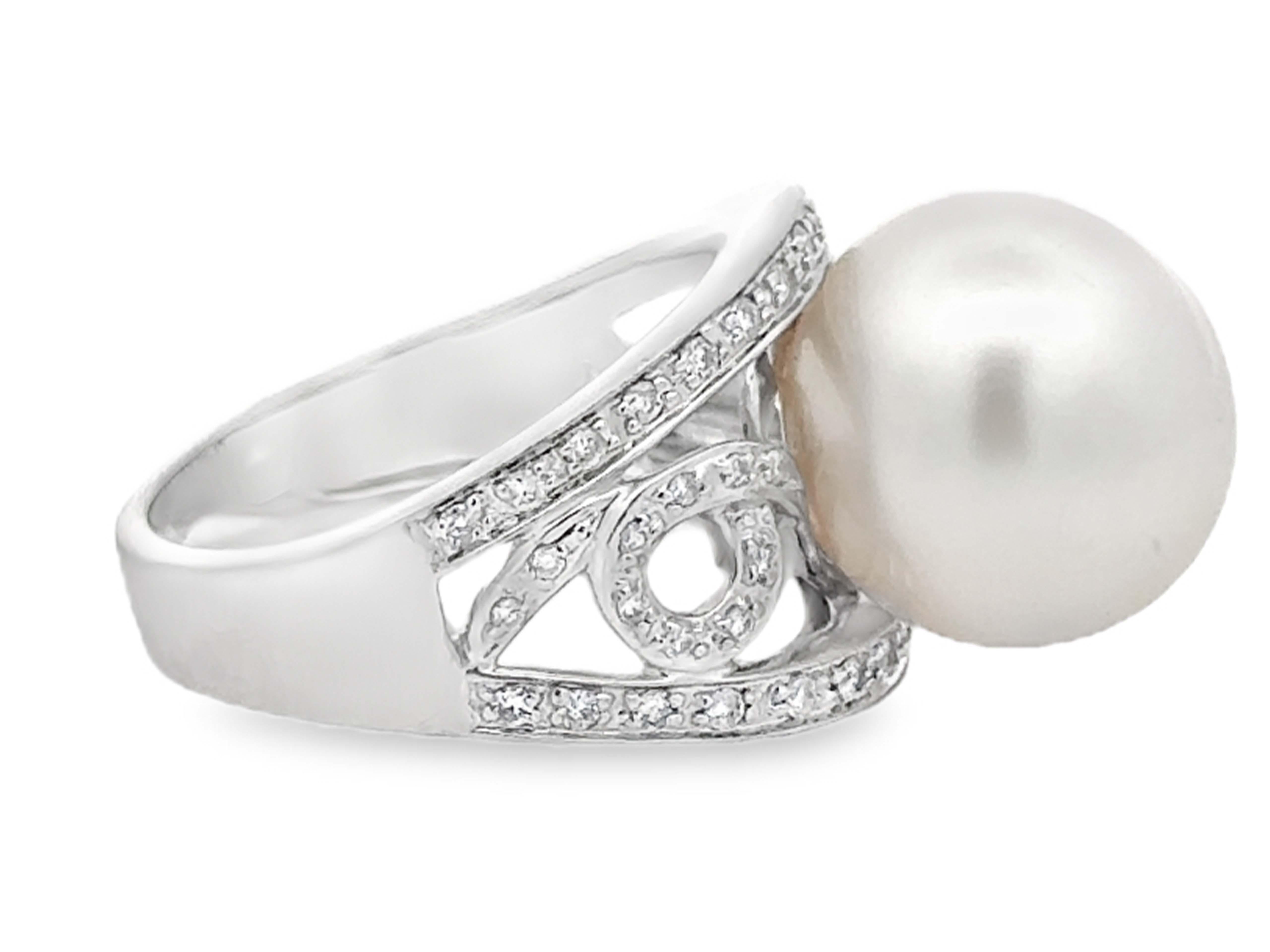 Donna Anello con perle dei mari del sud e diamanti sulle spalle in oro bianco 14 carati in vendita