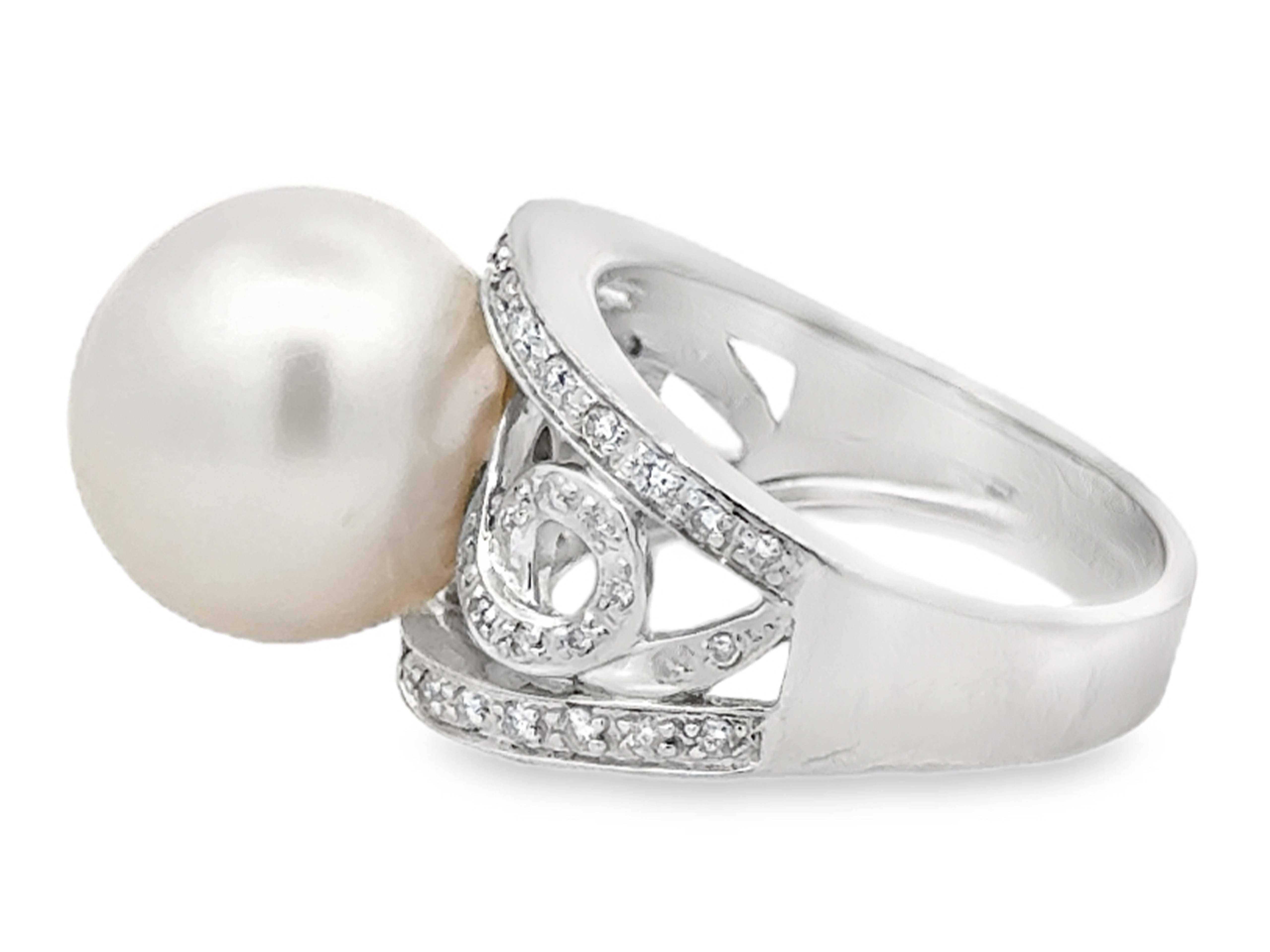 Anello con perle dei mari del sud e diamanti sulle spalle in oro bianco 14 carati in vendita 1