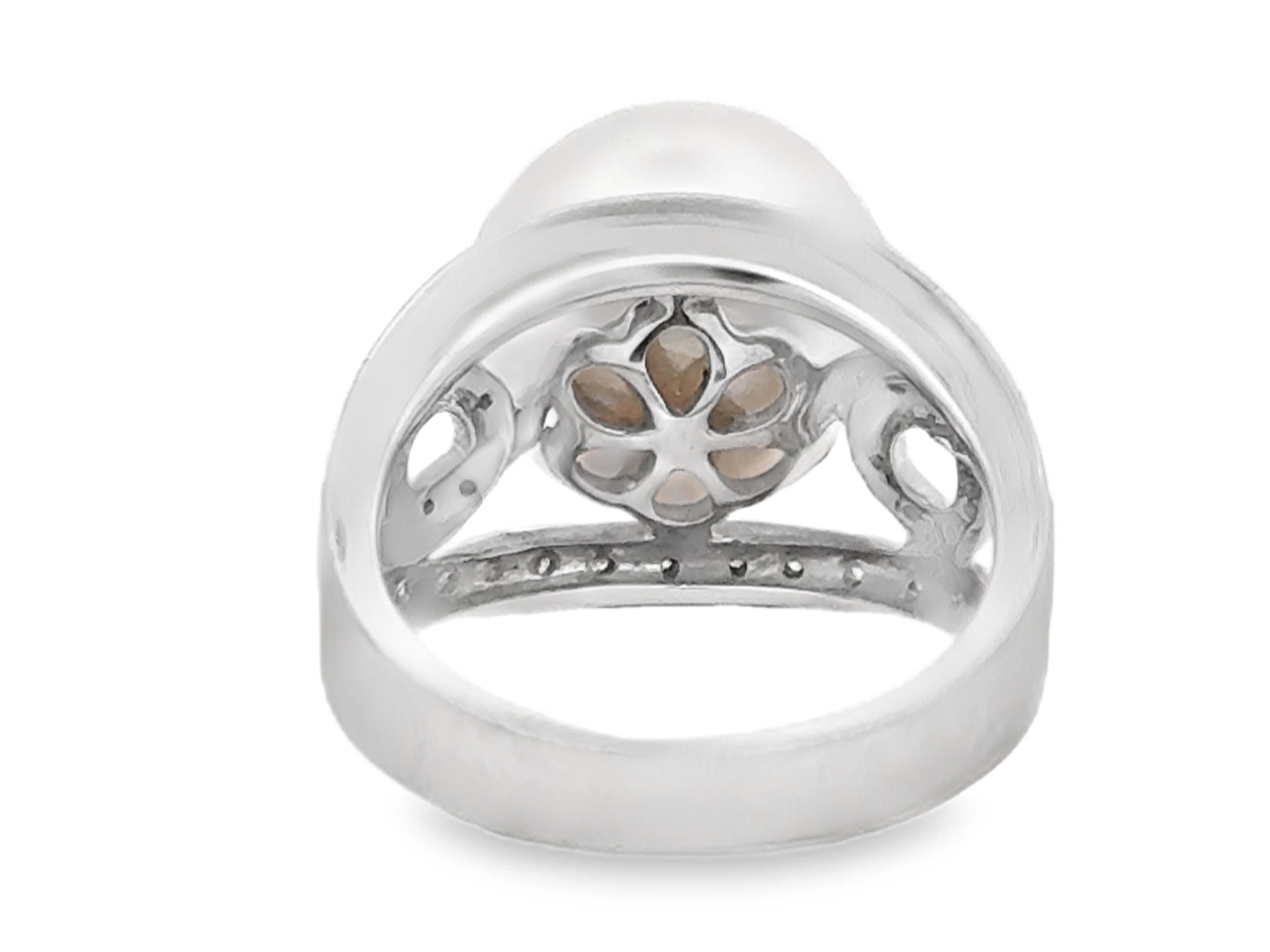 Anello con perle dei mari del sud e diamanti sulle spalle in oro bianco 14 carati in vendita 2