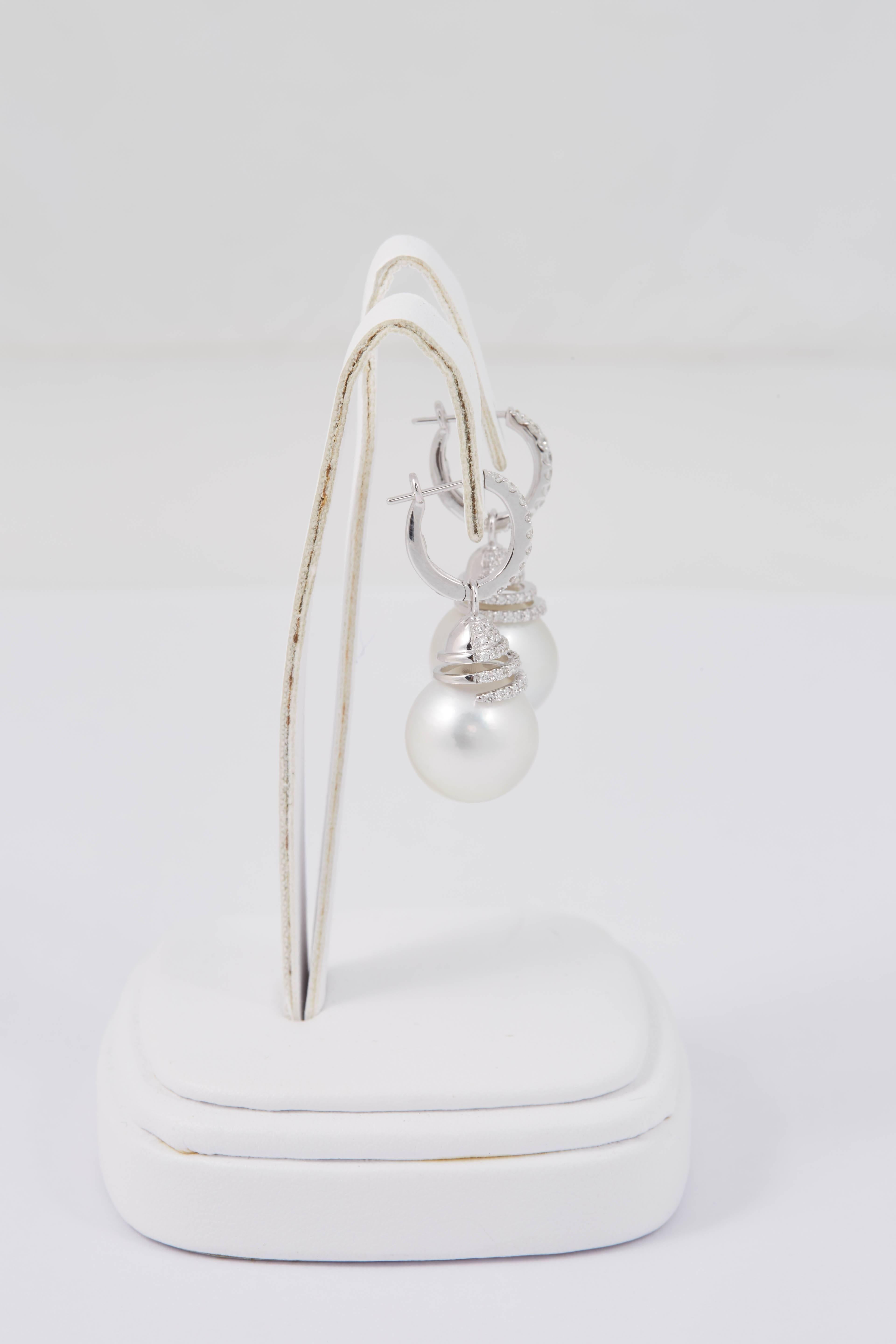 Contemporain Boucles d'oreilles Huggies en forme de cloche spiralée avec perles de mer du Sud et diamants en vente