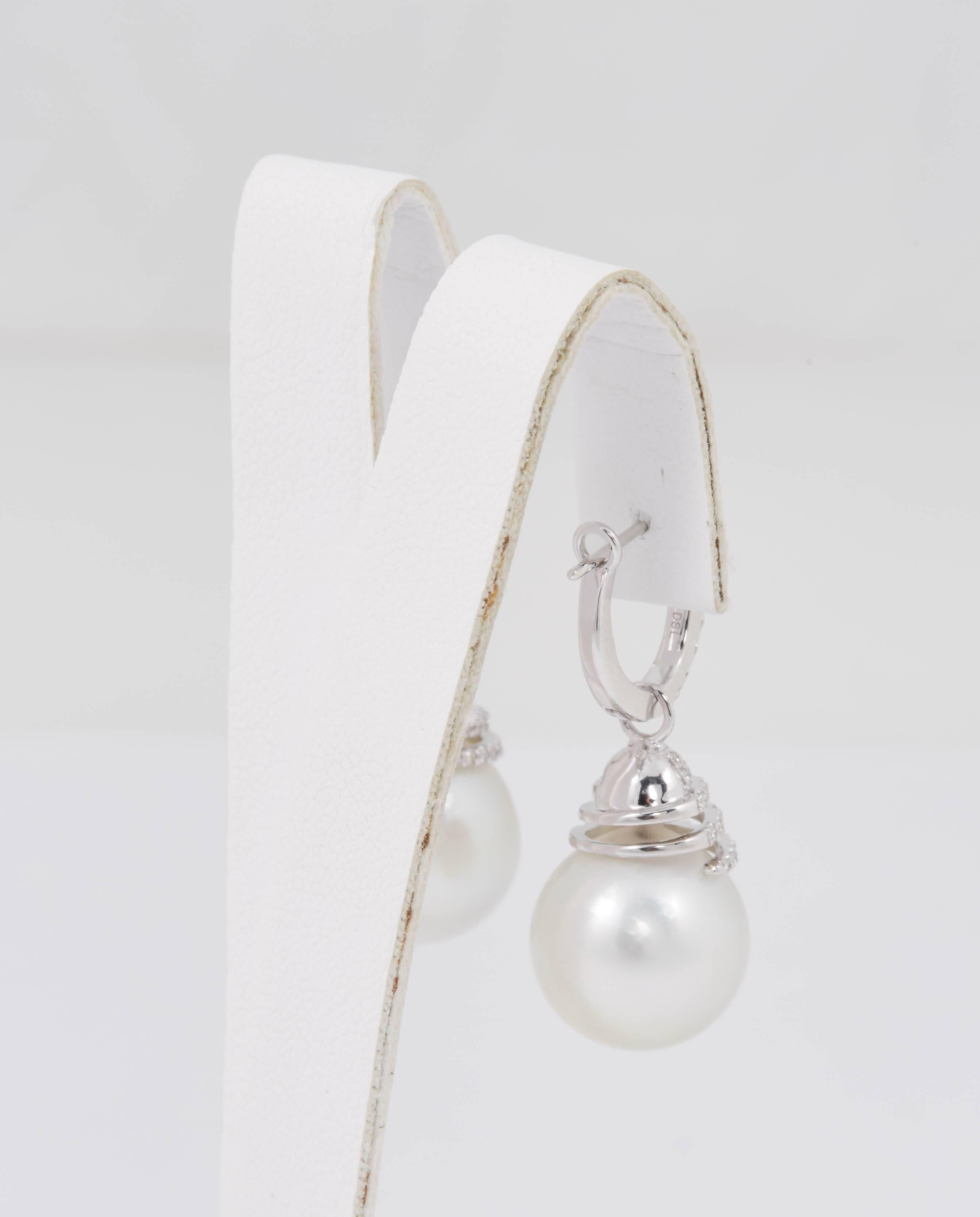 Boucles d'oreilles Huggies en forme de cloche spiralée avec perles de mer du Sud et diamants Neuf - En vente à New York, NY