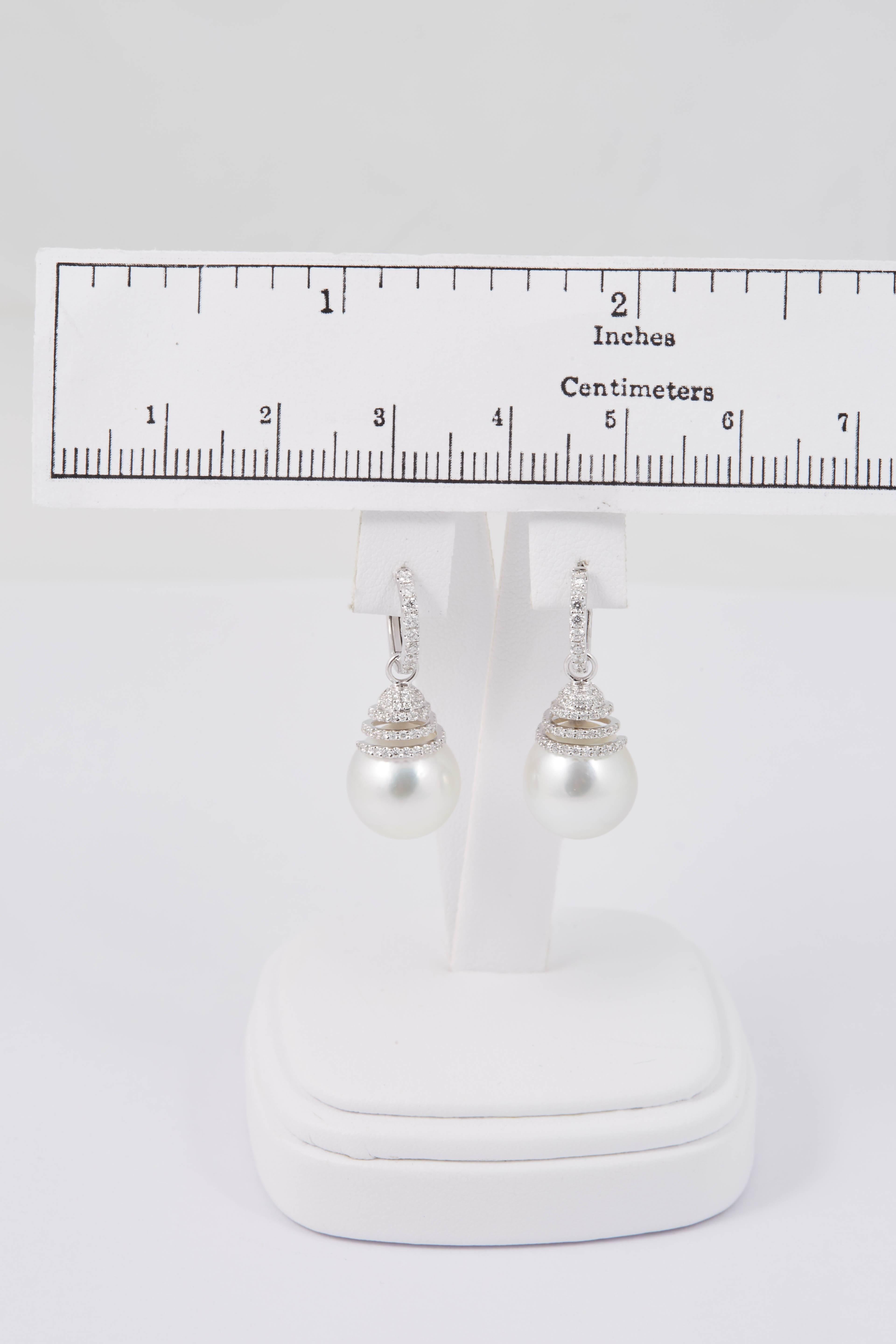 Boucles d'oreilles Huggies en forme de cloche spiralée avec perles de mer du Sud et diamants Pour femmes en vente