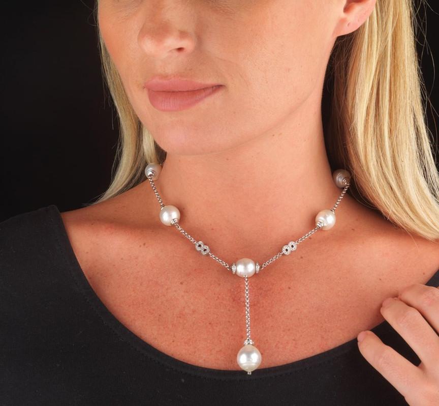 In 18kt white gold, embellished with pearls of about 13 mm and brilliant cut diamonds for about 0.50 ct, 750 and manufacturer's hallmarks, snap hook closure, length cm. 40 cm, g. 35