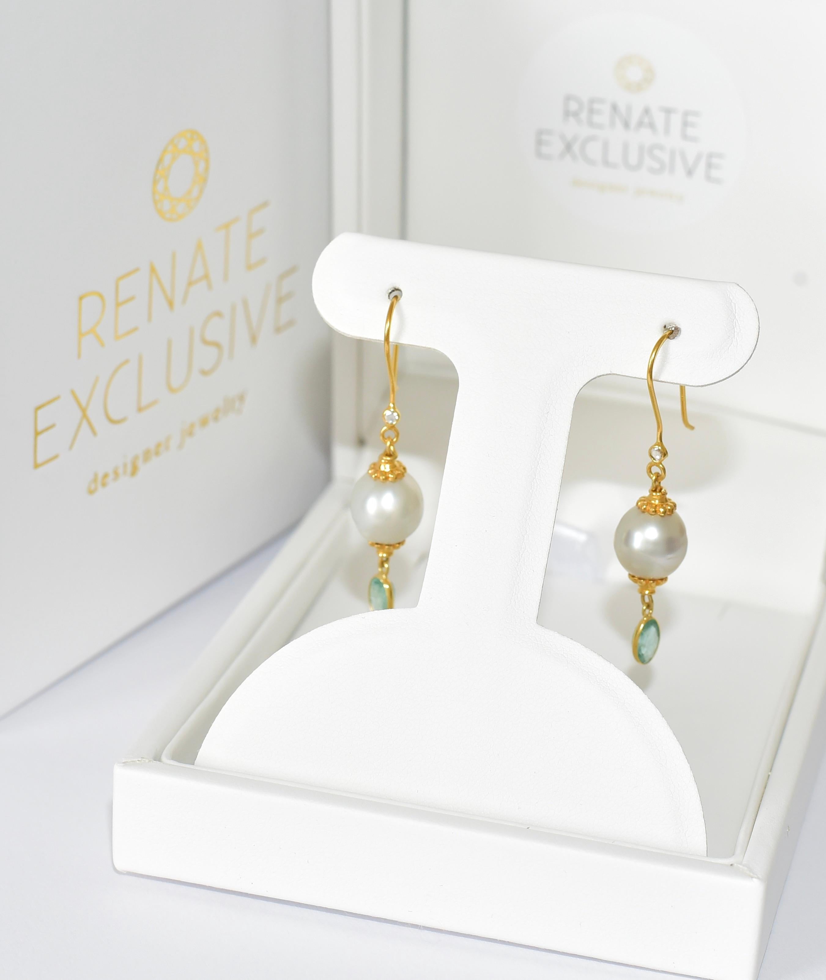 White South Sea Pearl and Natural Emerald in 18K Solid Yellow Gold. Classic look and elegant style!
Length: 1.98 inches
Pearl size: 10,6mm x 11,6mm
Earrings Post: Fancy 18K solid gold ear-wires with fine rose cut diamonds and beautiful details! 0.05