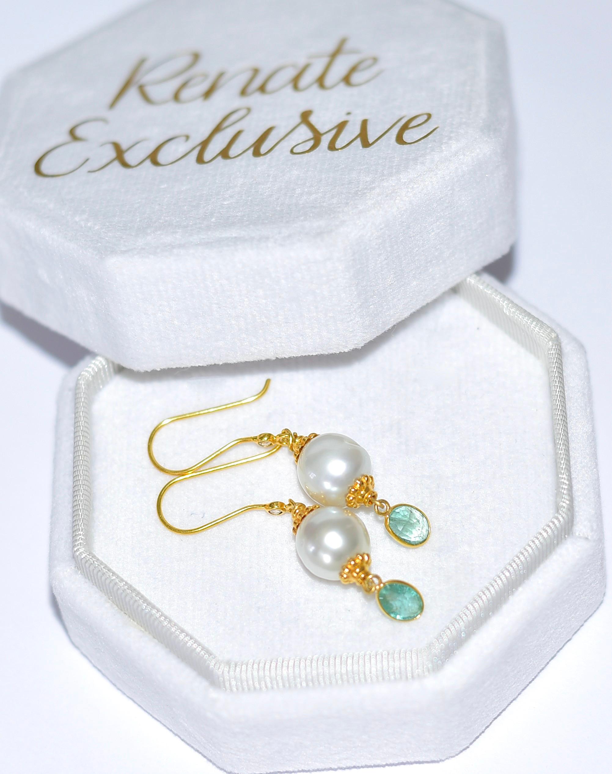 South Sea Pearl and Emerald Earrings in 18K Solid Yellow Gold  For Sale 2