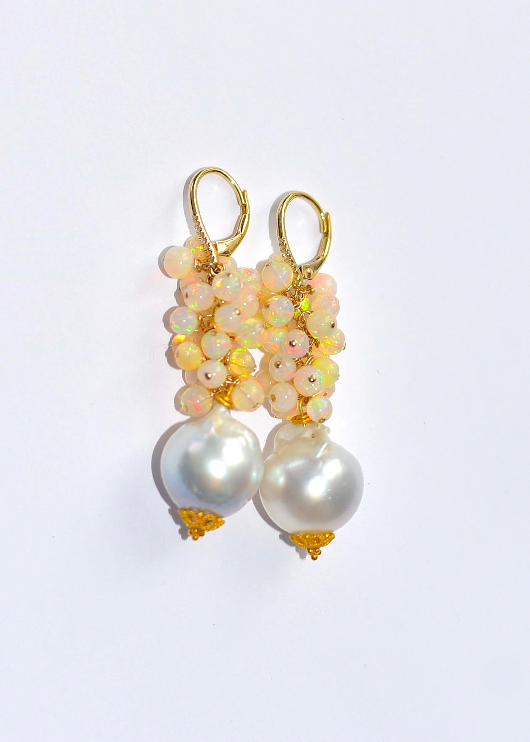 Lussuosi orecchini di perle dei mari del sud (15 mm) con opale di cristallo etiope (3,5-4,5 mm). 
Orecchini magnifici e meravigliosi che meritano di essere guardati! 
Lunghezza totale 2 pollici. 
Fili per orecchini: 10mmx16mm in oro giallo massiccio