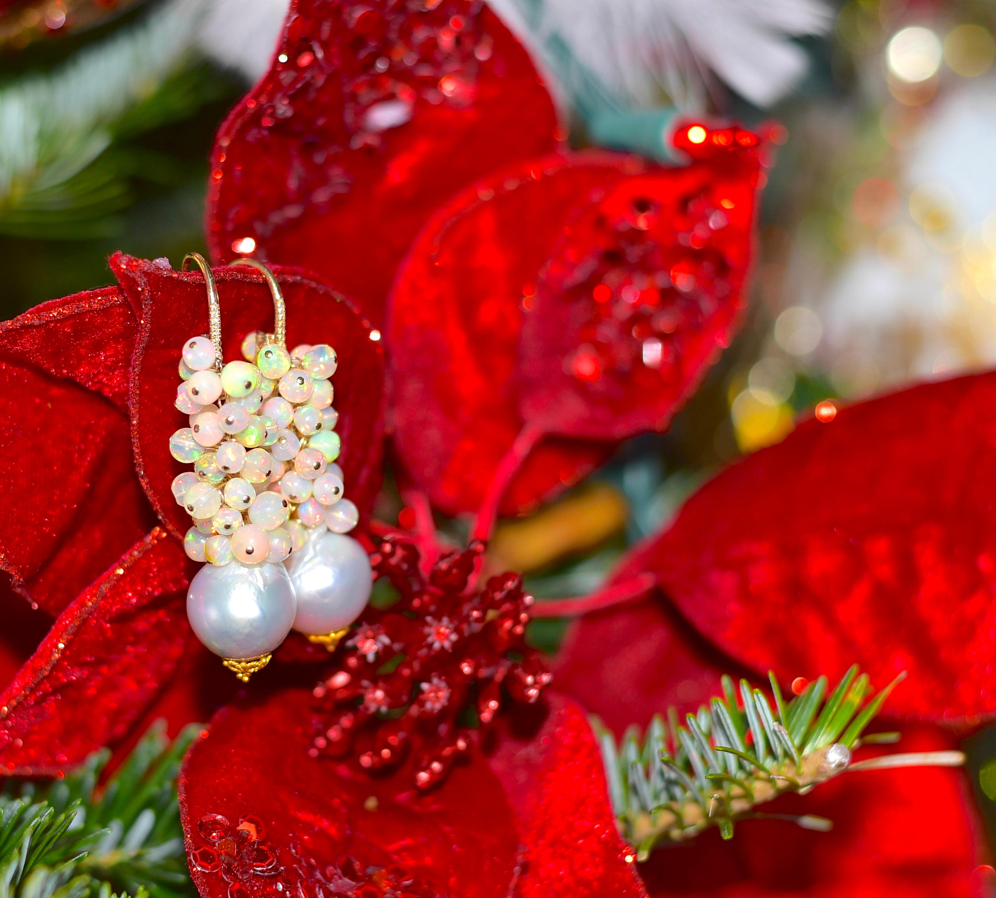 Boucles d'oreilles luxueuses en perles des mers du Sud (15mm) avec opale en cristal éthiopien (3.5mm-4.5mm). 
De magnifiques boucles d'oreilles qui valent le coup d'œil ! 
Longueur totale de 2 pouces. 
Fils d'oreille : 10mmx16mm Or jaune massif 14k