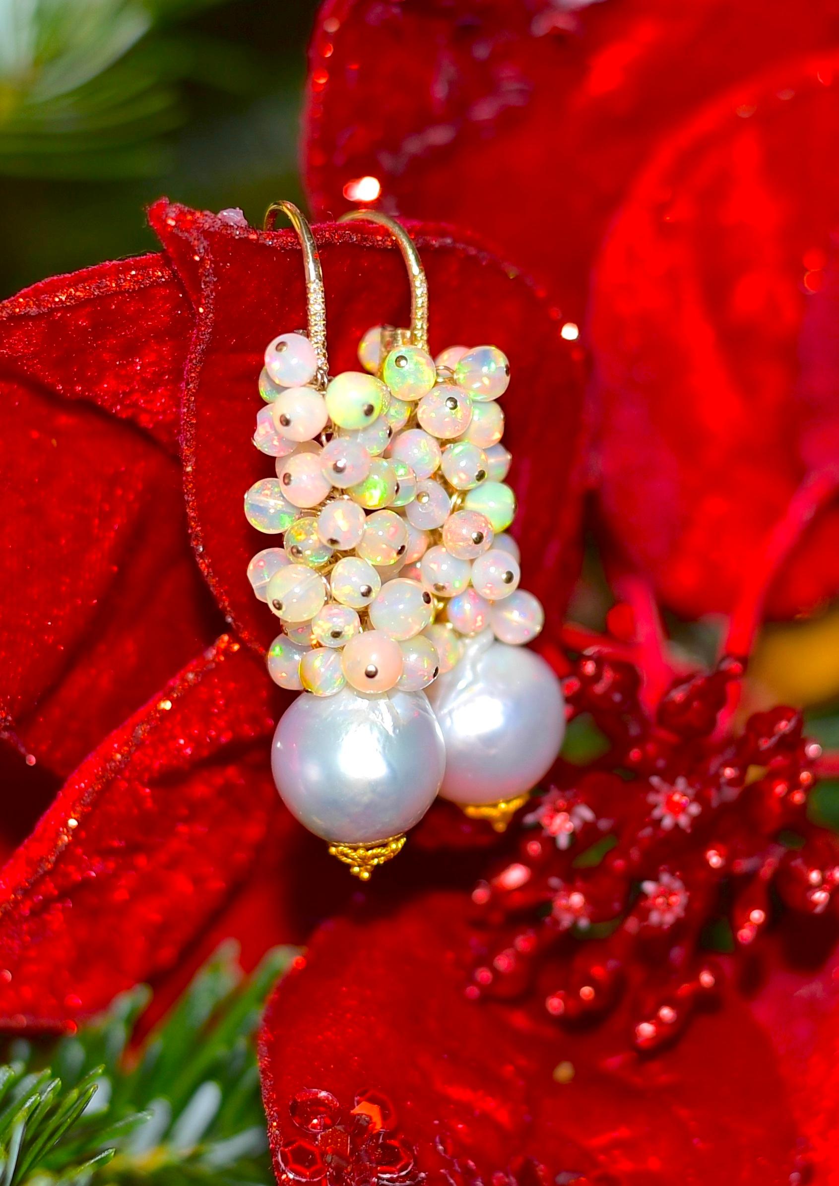 Boucles d'oreilles luxueuses en perles des mers du Sud (15mm) avec opale en cristal éthiopien (3.5mm-4.5mm). 
De magnifiques boucles d'oreilles qui valent le coup d'œil ! 
Longueur totale de 2 pouces. 
Fils d'oreille : 10mmx16mm Or jaune massif 14k