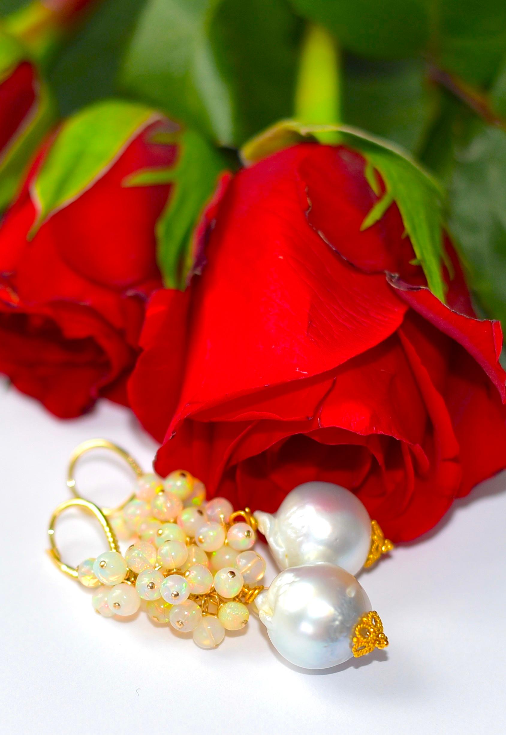 Artigiano Perla dei mari del sud e opale di cristallo etiope in oro giallo massiccio 14 carati in vendita