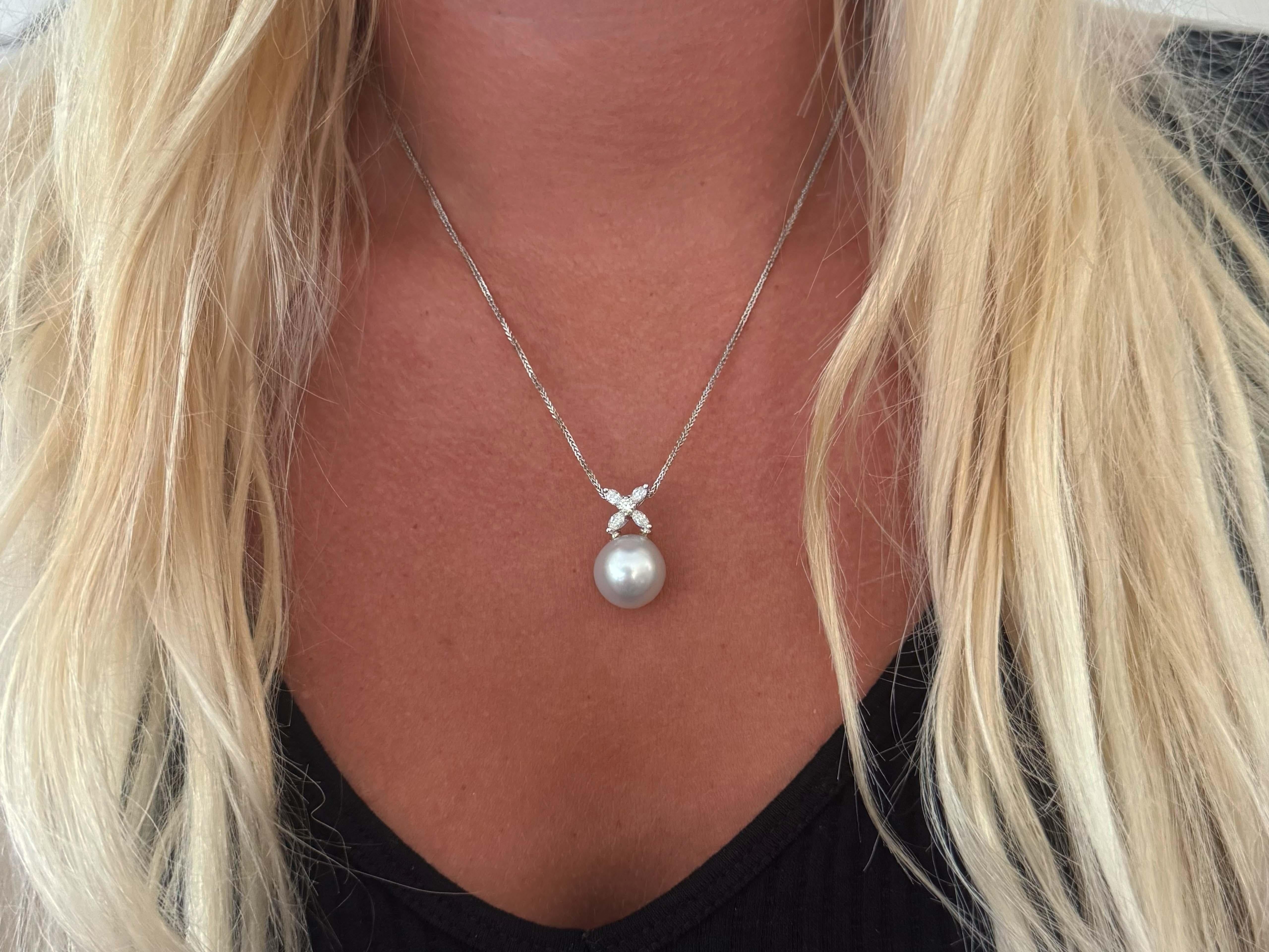 Specifiche dell'articolo:

Metallo della collana: Oro bianco 14k

Peso totale: 8,7 grammi

Lunghezza della catena: 18