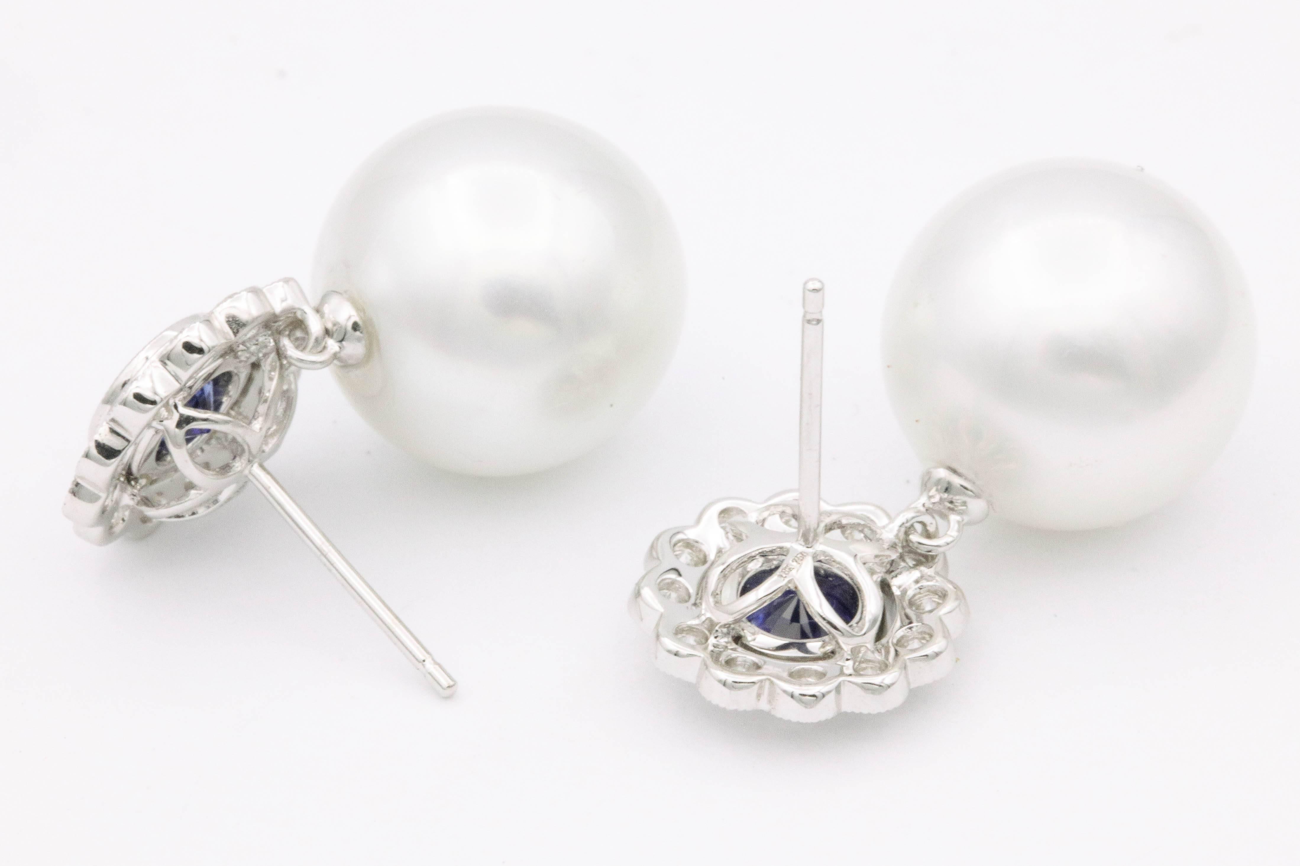 Taille ronde Pendants d'oreilles en perles des mers du Sud et saphirs avec diamants en vente