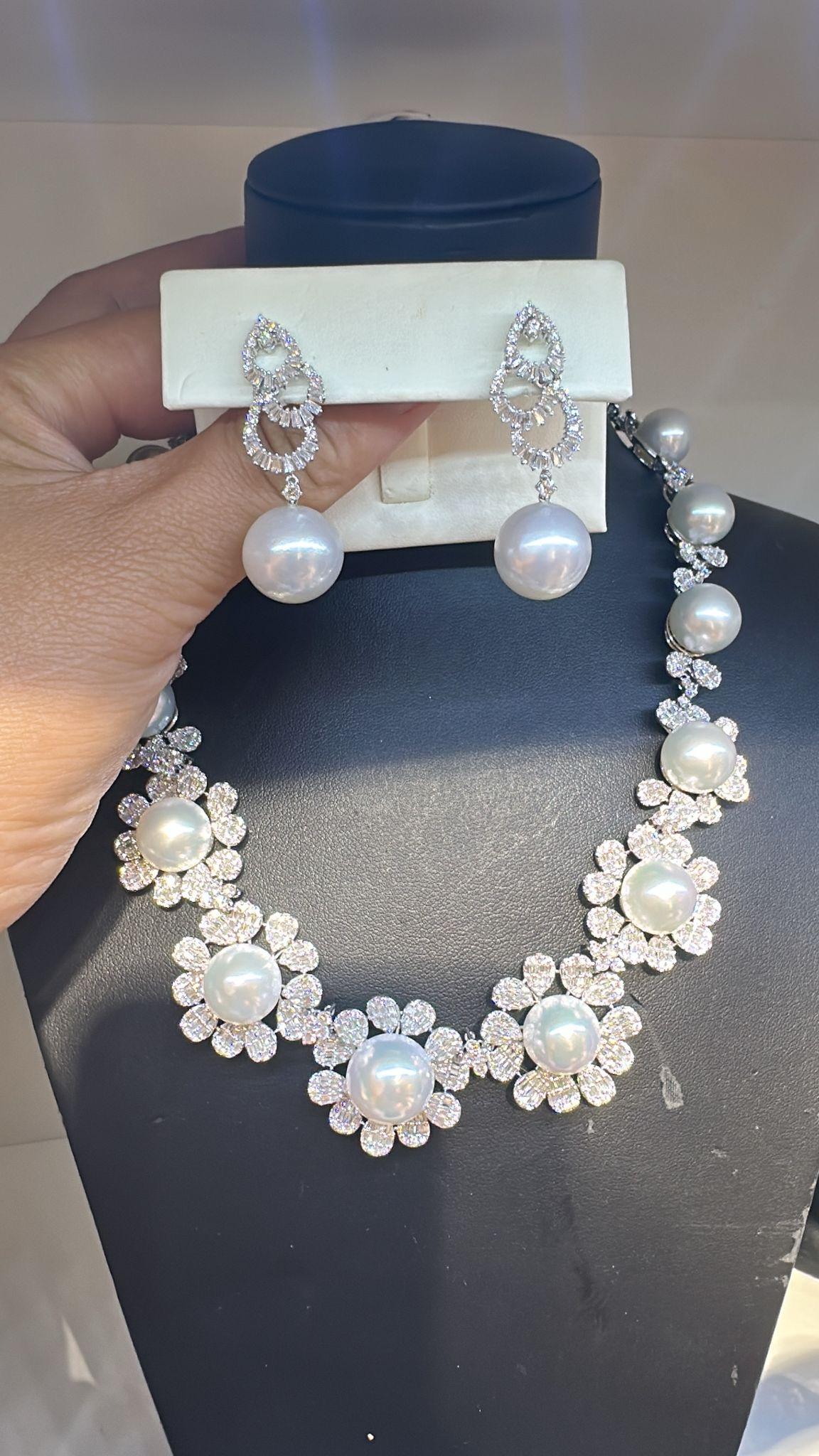 Dieses Paar Ohrringe aus Südseeperlen und Diamanten strahlt raffinierte Eleganz aus und präsentiert zwei prächtige Südseeperlen in AAA-Qualität von 14-15 mm. Diese Perlen sind für ihre außergewöhnliche Größe, ihren hohen Glanz und ihre strahlend