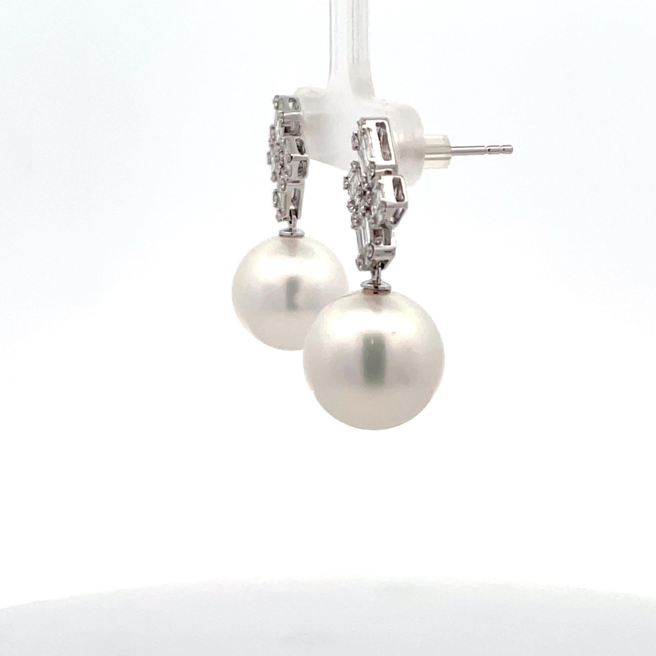 Taille baguette Boucles d'oreilles en goutte en or 18 carats avec perles des mers du Sud et diamants baguettes de 1,52 carat en vente