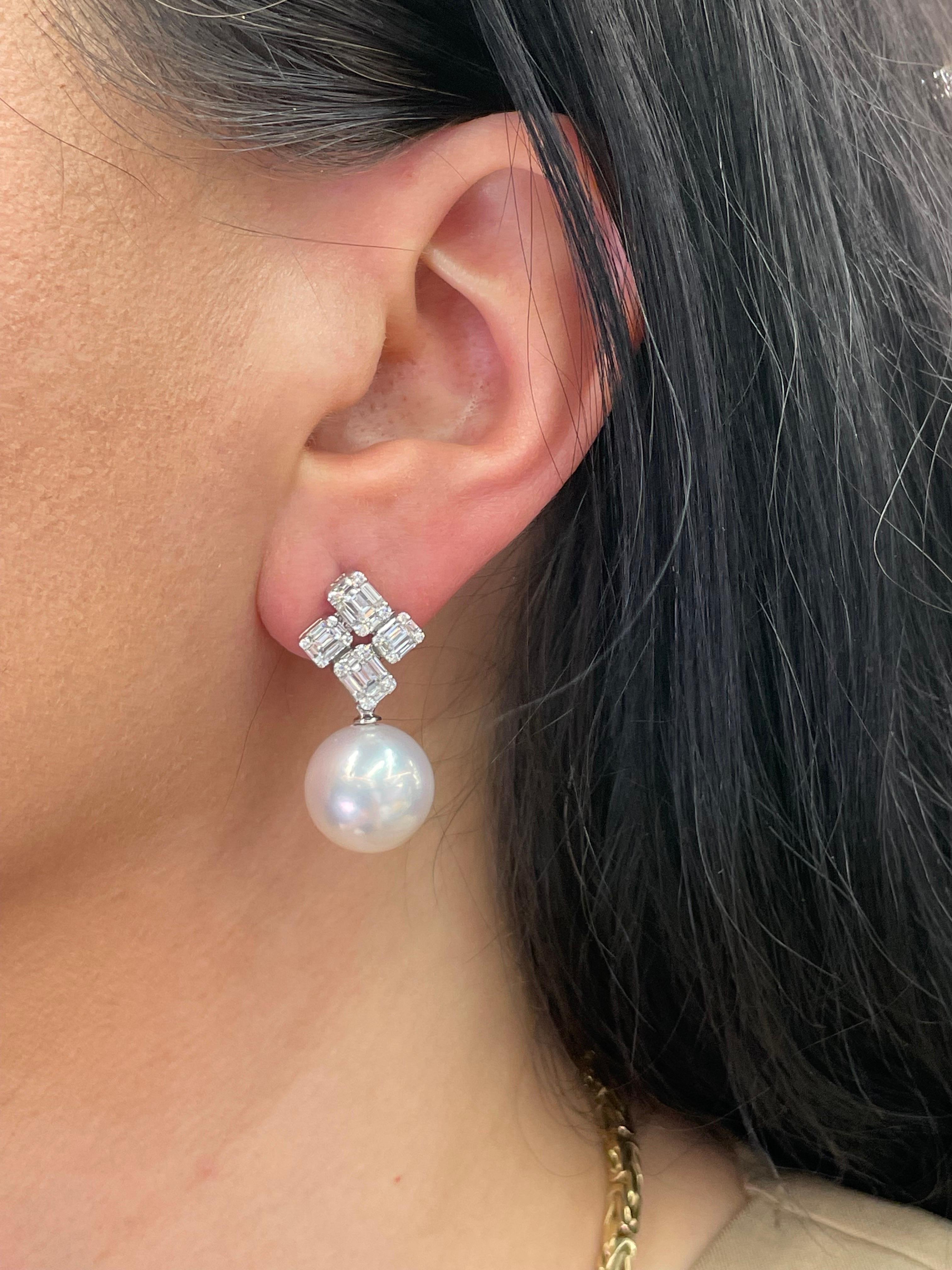 Boucles d'oreilles en goutte en or 18 carats avec perles des mers du Sud et diamants baguettes de 1,52 carat Neuf - En vente à New York, NY