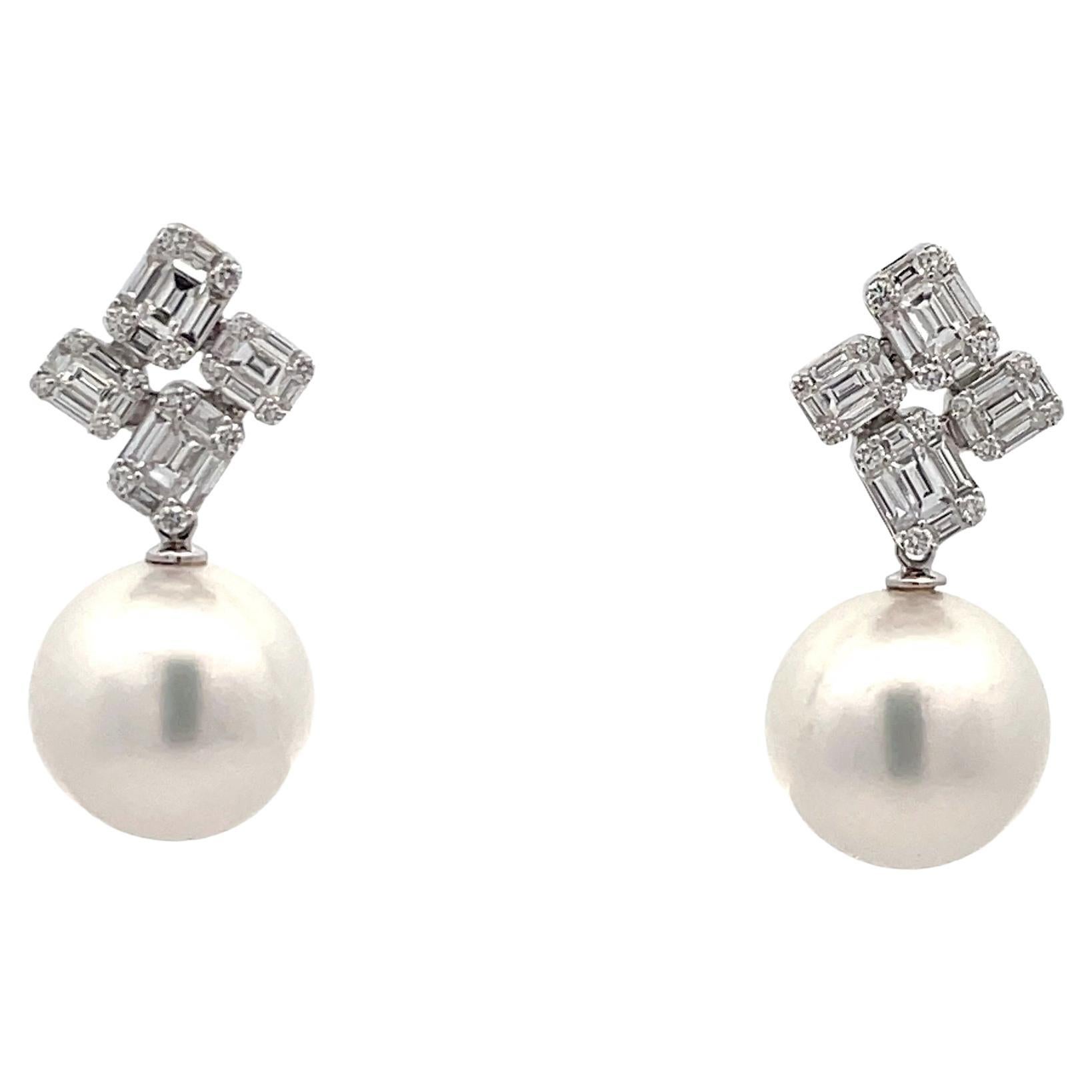 Boucles d'oreilles en goutte en or 18 carats avec perles des mers du Sud et diamants baguettes de 1,52 carat en vente