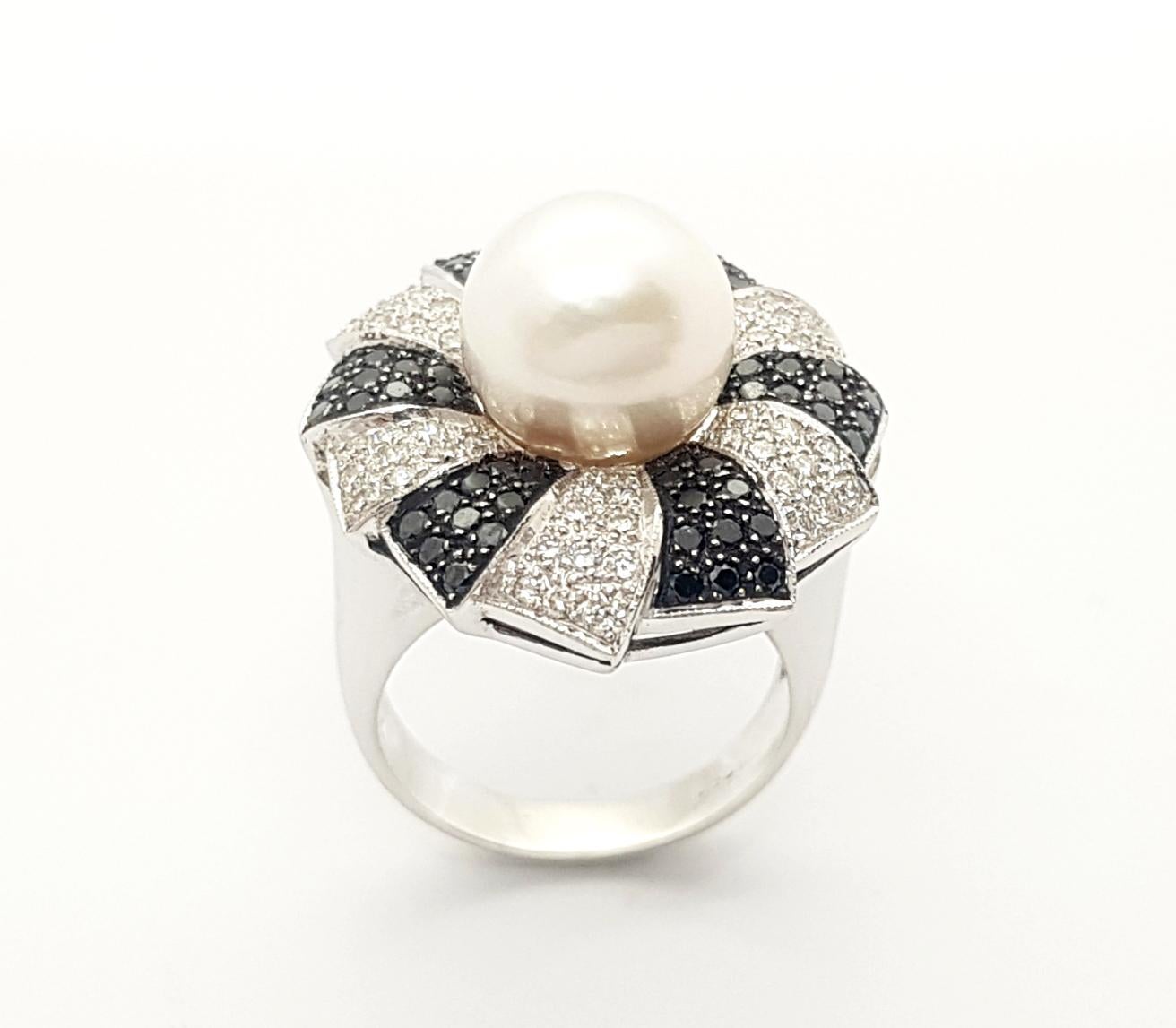 South Sea Pearl, Black Diamond and Diamond Ring set in 18K White Gold Settings In New Condition For Sale In Bangkok, TH